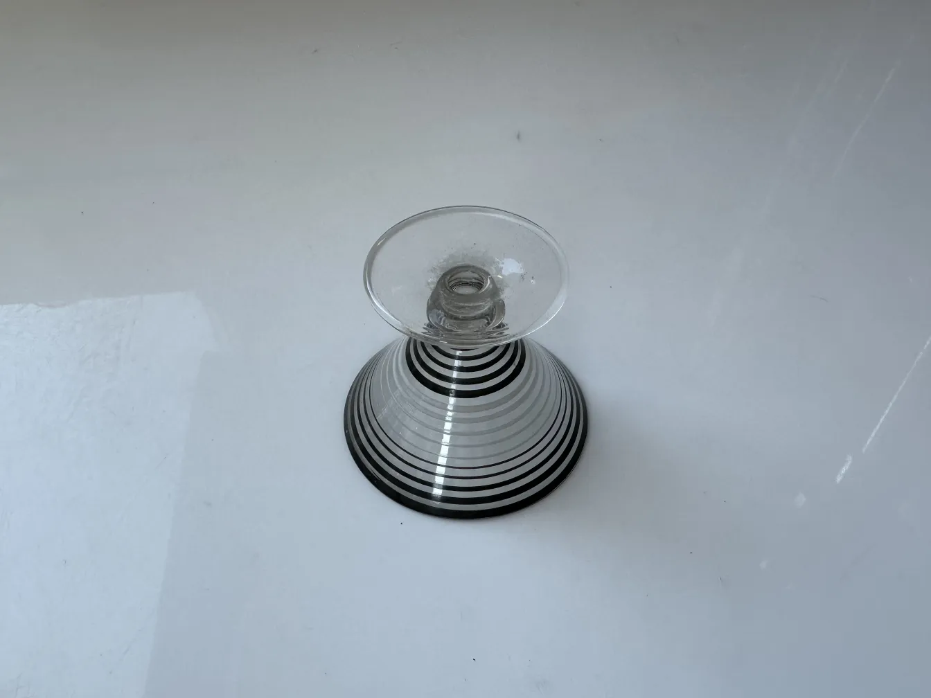carafe ancienne avec 6 verres rayés sur un plateau