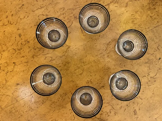 carafe ancienne avec 6 verres rayés sur un plateau