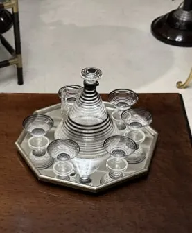 carafe ancienne avec 6 verres rayés sur un plateau