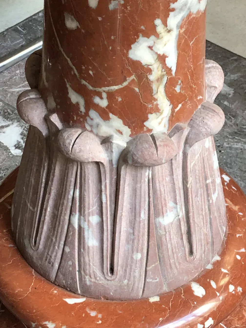 fontaine antique avec des détails complexes dans un cadre élégant