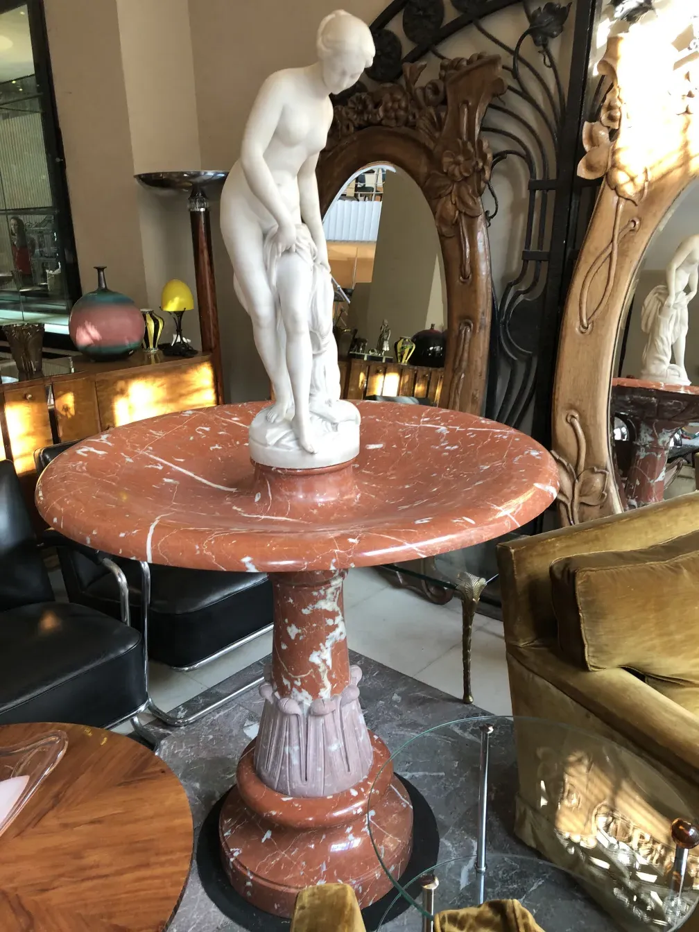 Elegante antike Brunnen mit weiblicher Figur aus Marmor.