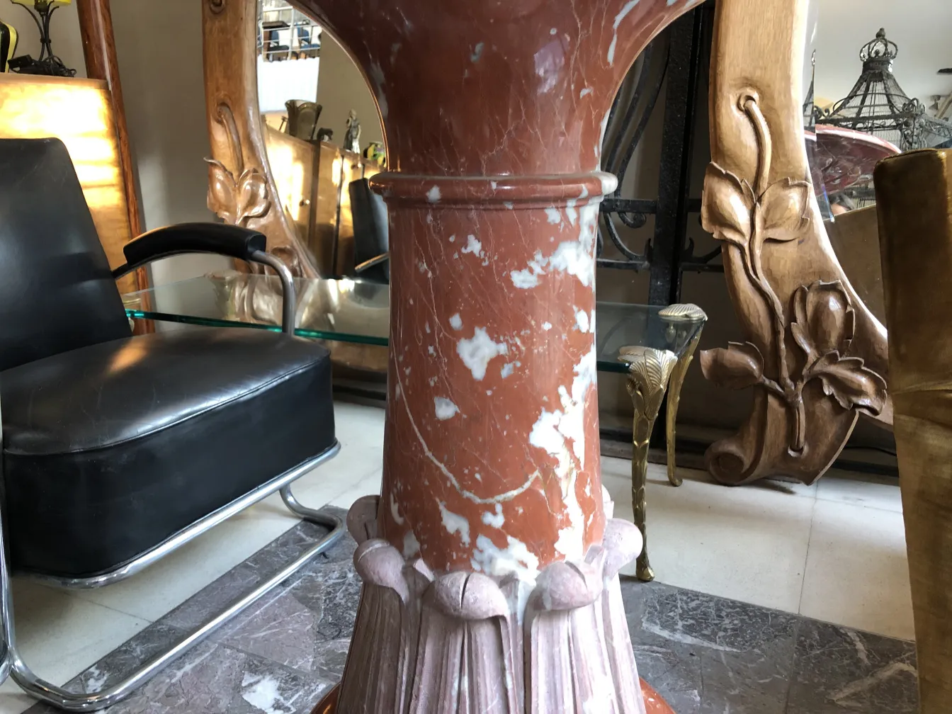 Fuente antigua de estilo Art Nouveau con detalles decorativos