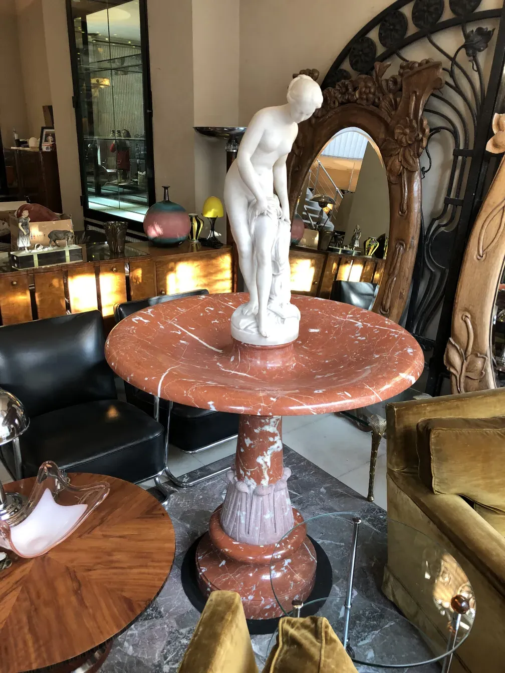 antike art nouveau-fontäne mit menschlicher figur-skulptur in elegantem ambiente