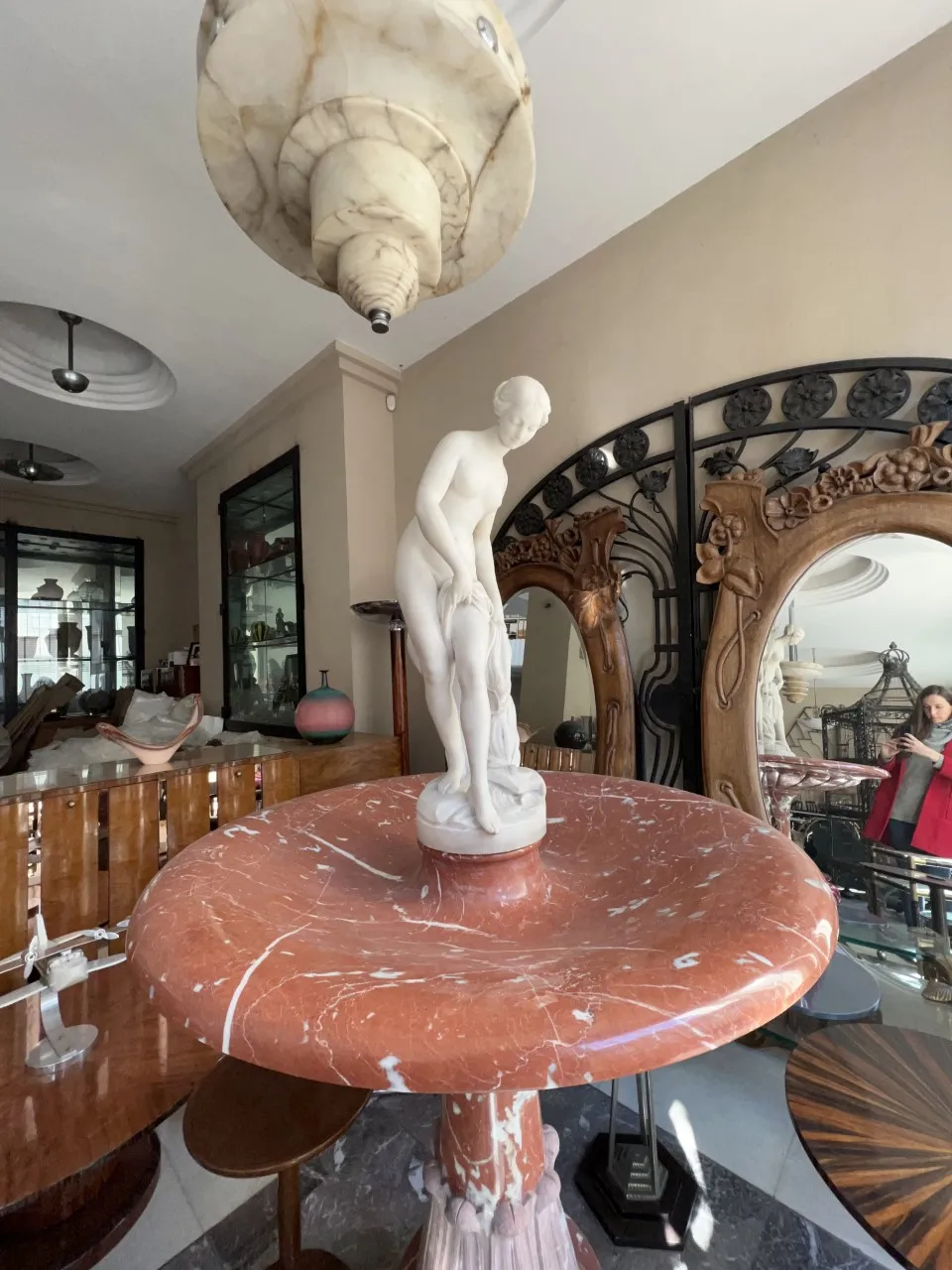 Fonte antiga de estilo Art Nouveau com figura feminina