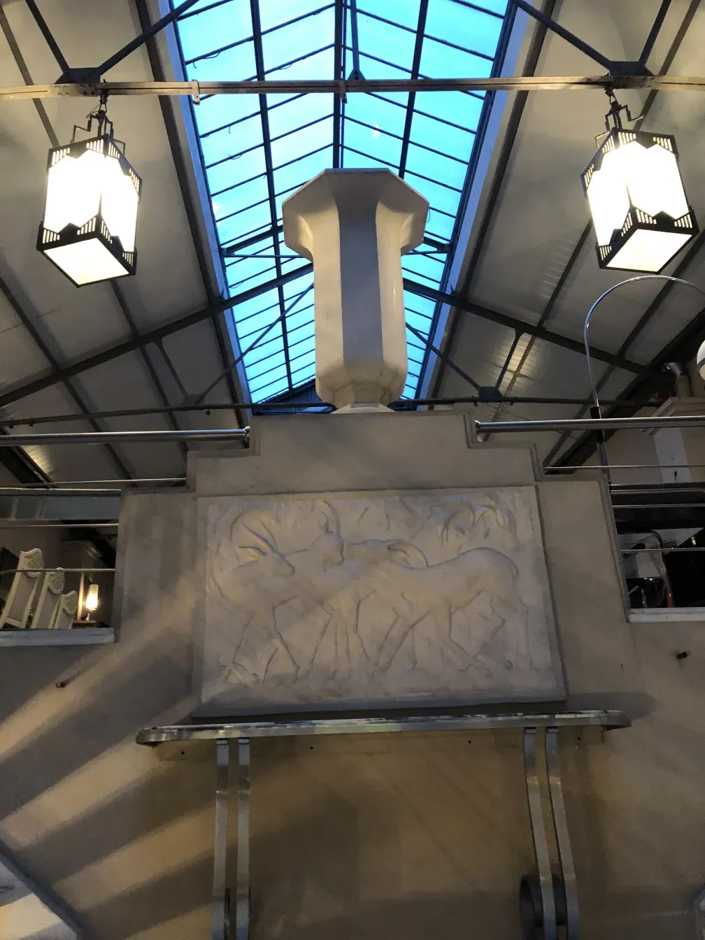 calice decorativo antico con disegni intricati in un ambiente elegante