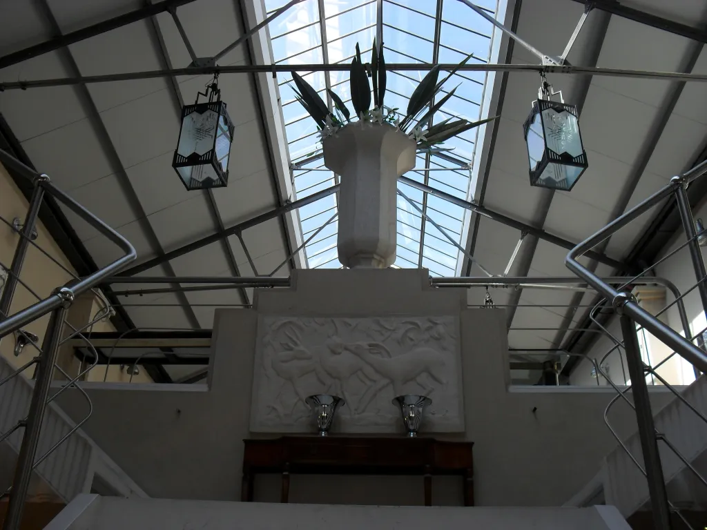Antigo cálice decorativo em um ambiente elegante com luzes e plantas