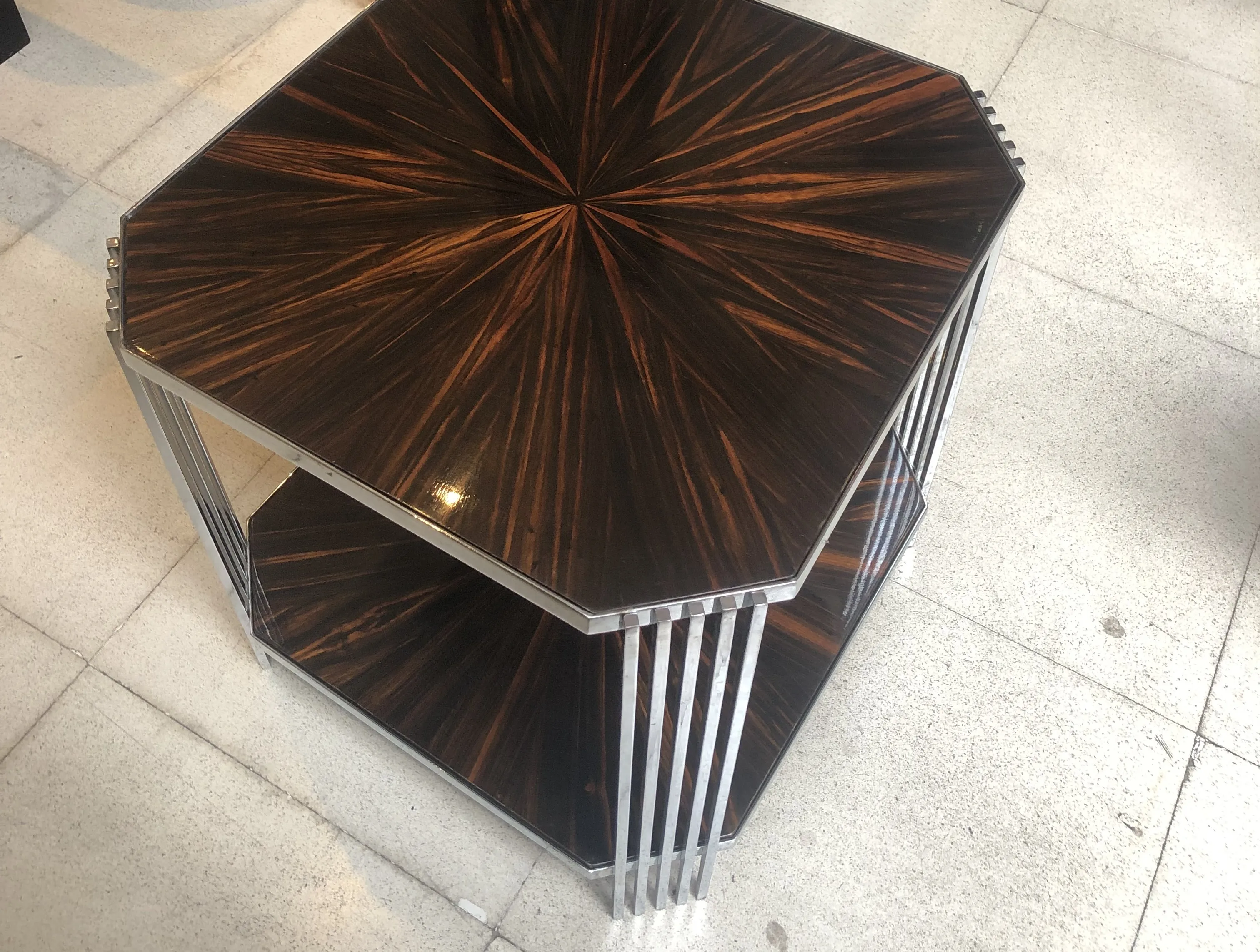 Deux tables basses anciennes avec un design attrayant dans un environnement moderne.