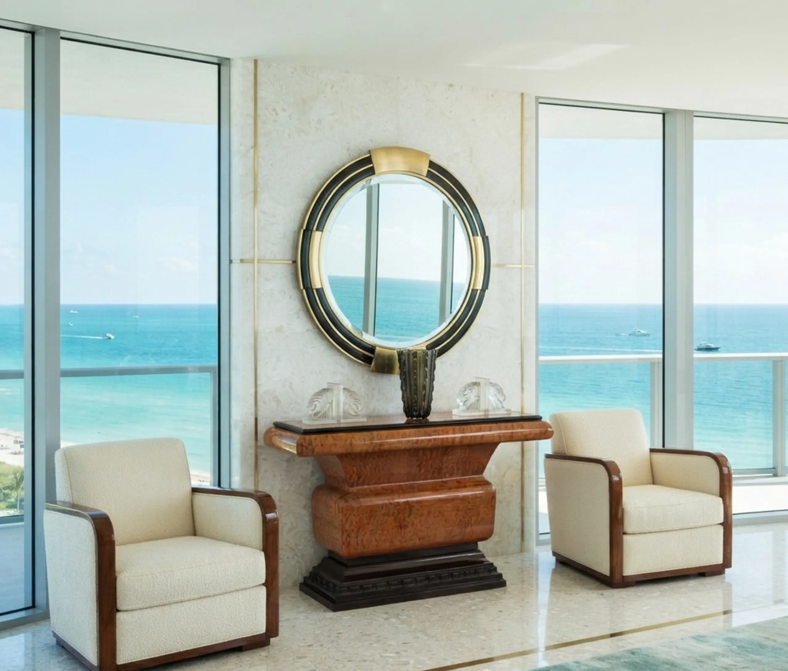 dos consolas antiguas en una elegante sala con vistas al mar