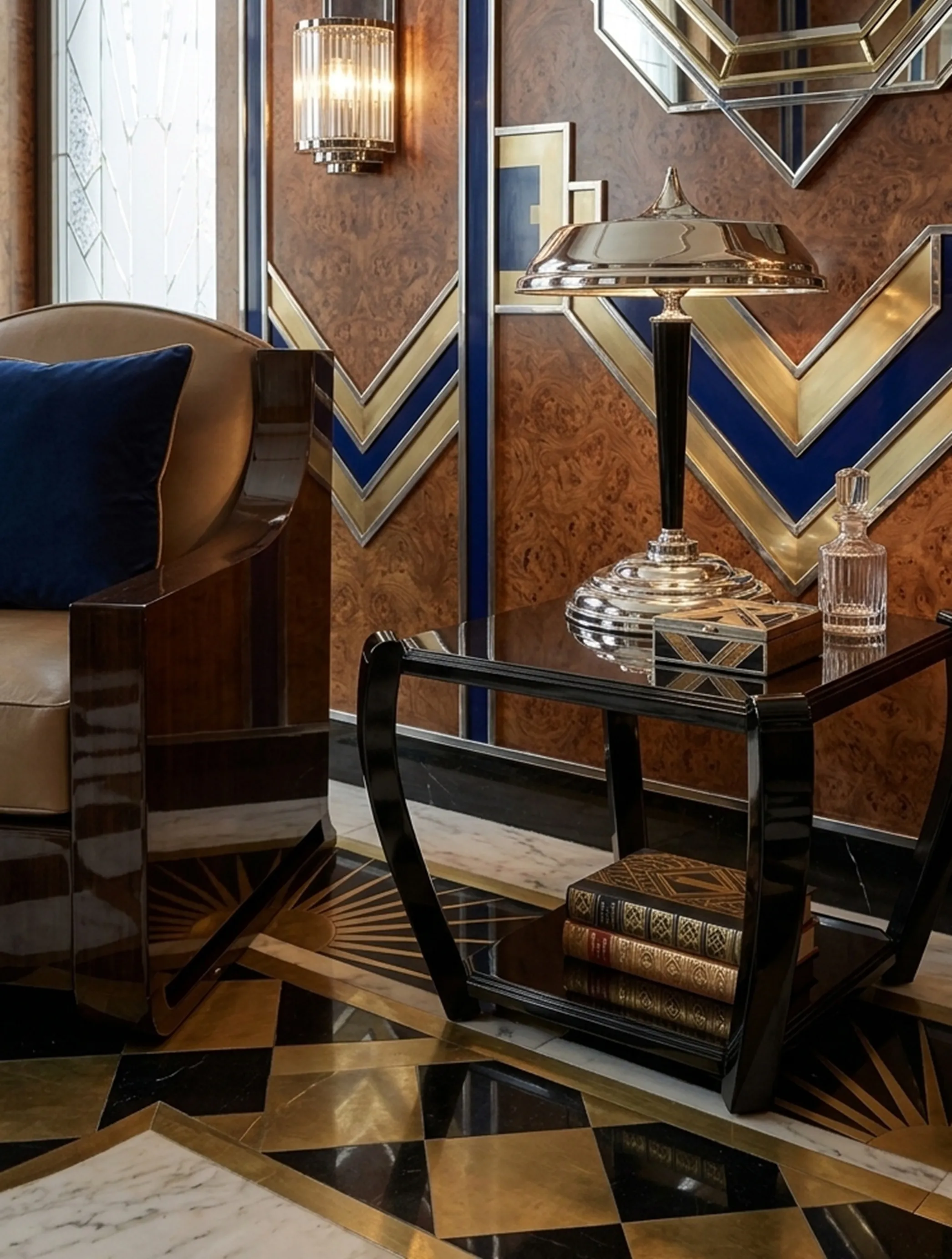 Deux petites tables anciennes au design élégant, parfaites pour la décoration