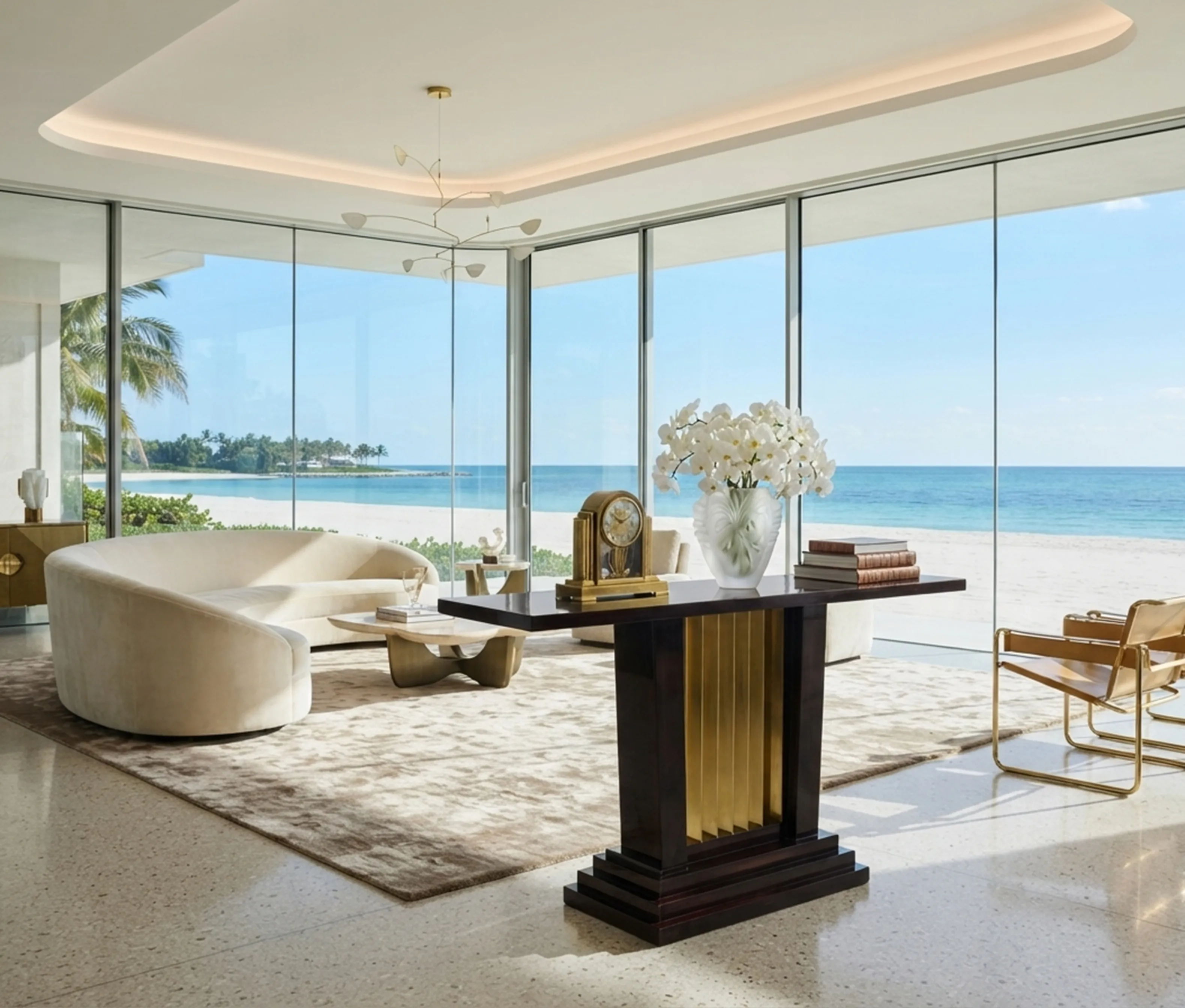 zwei antike Konsolentische in einem eleganten Interieur mit Meerblick