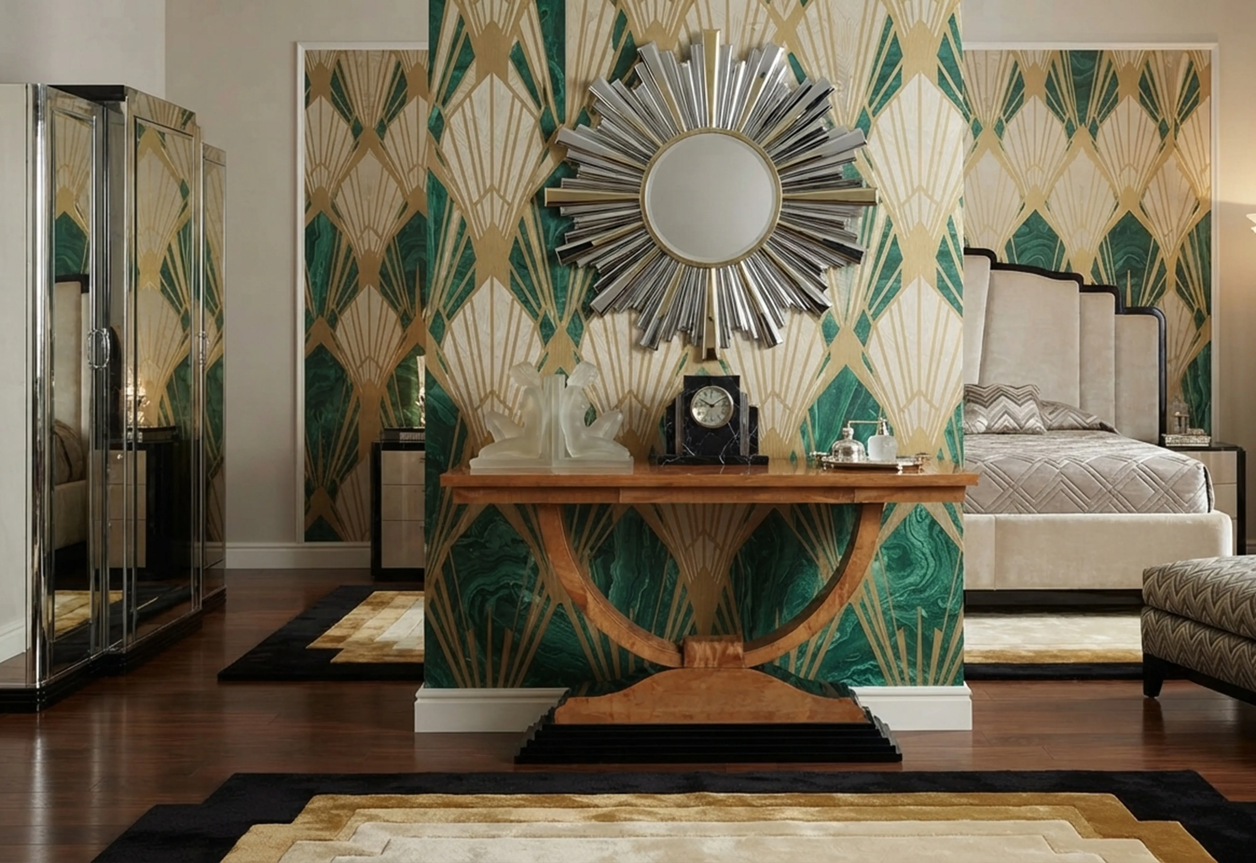 zwei antike Konsolentische mit elegantem Design im Raum