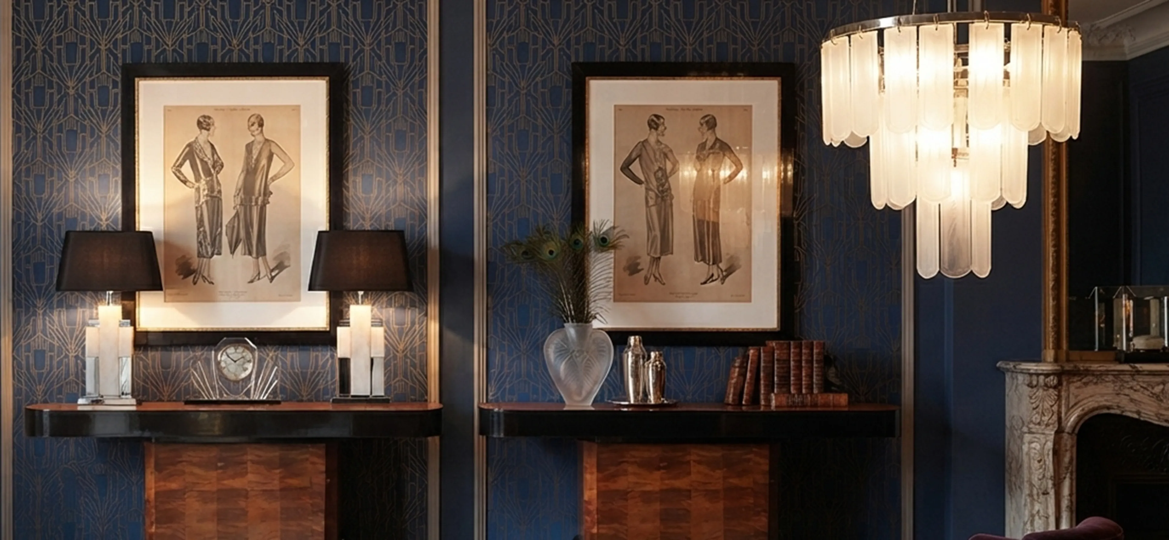 deux consoles anciennes avec des lampes et des décorations