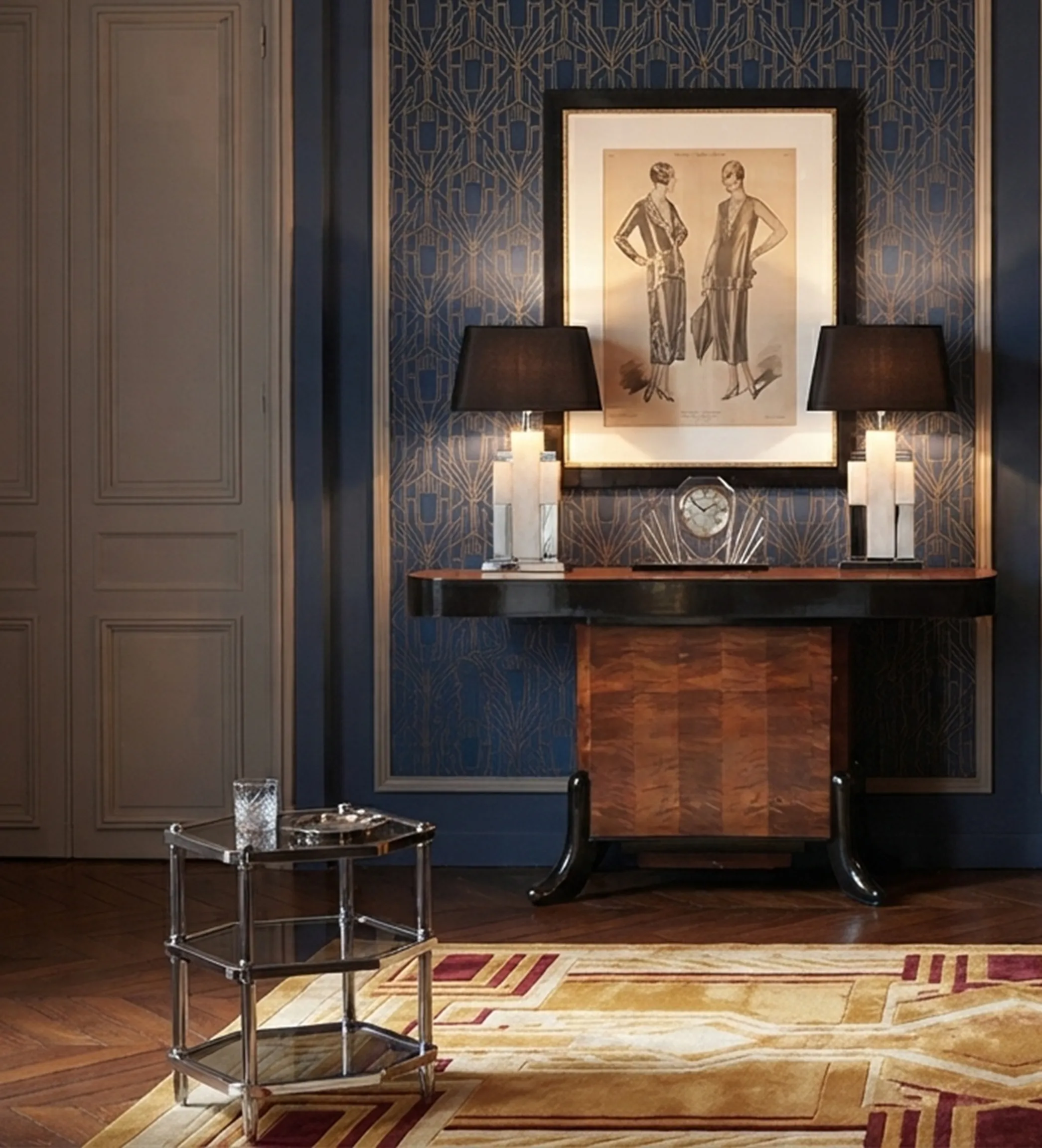 due mobili dresuars antichi decorati con lampade e un quadro