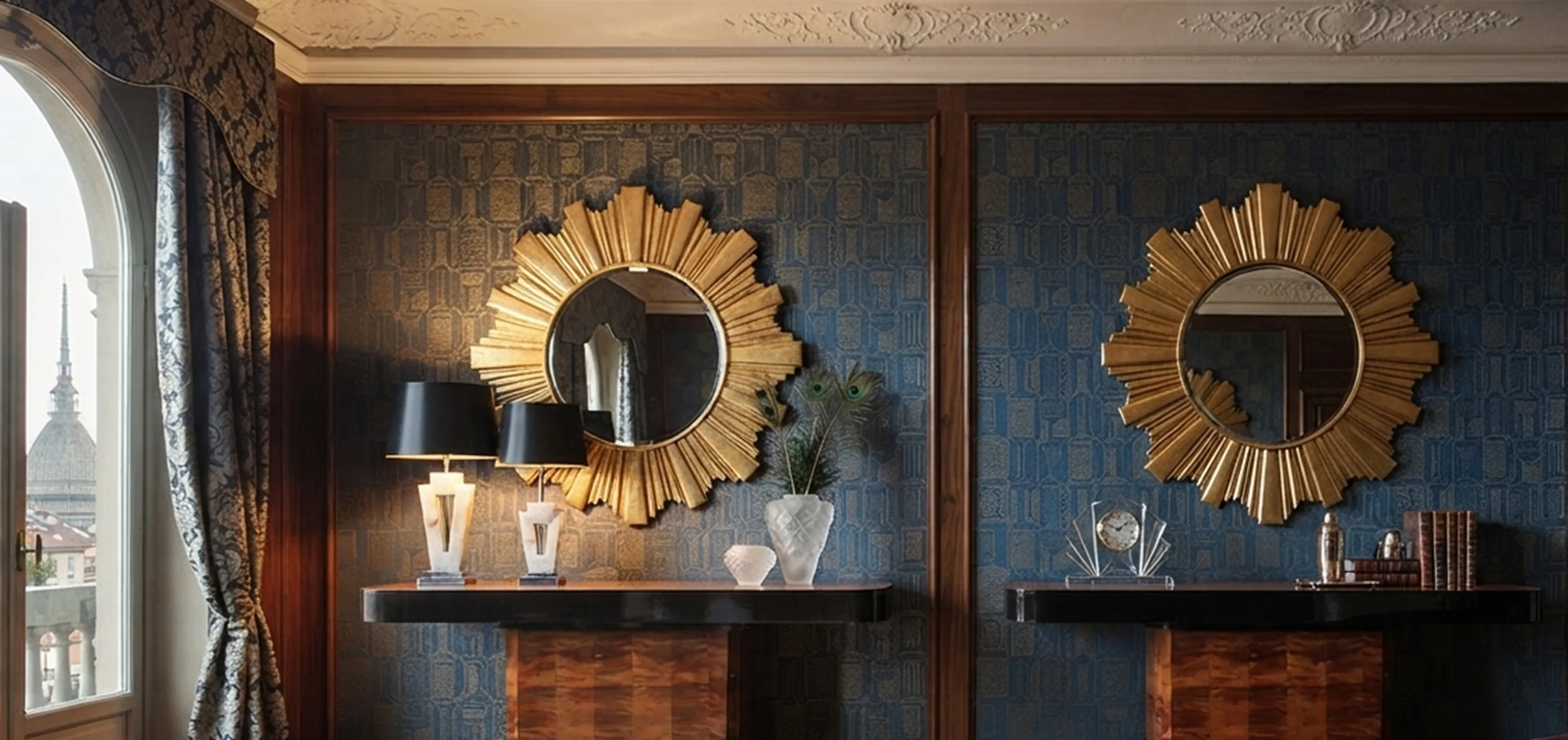 dos consolas antiguas con detalles decorativos en un entorno elegante