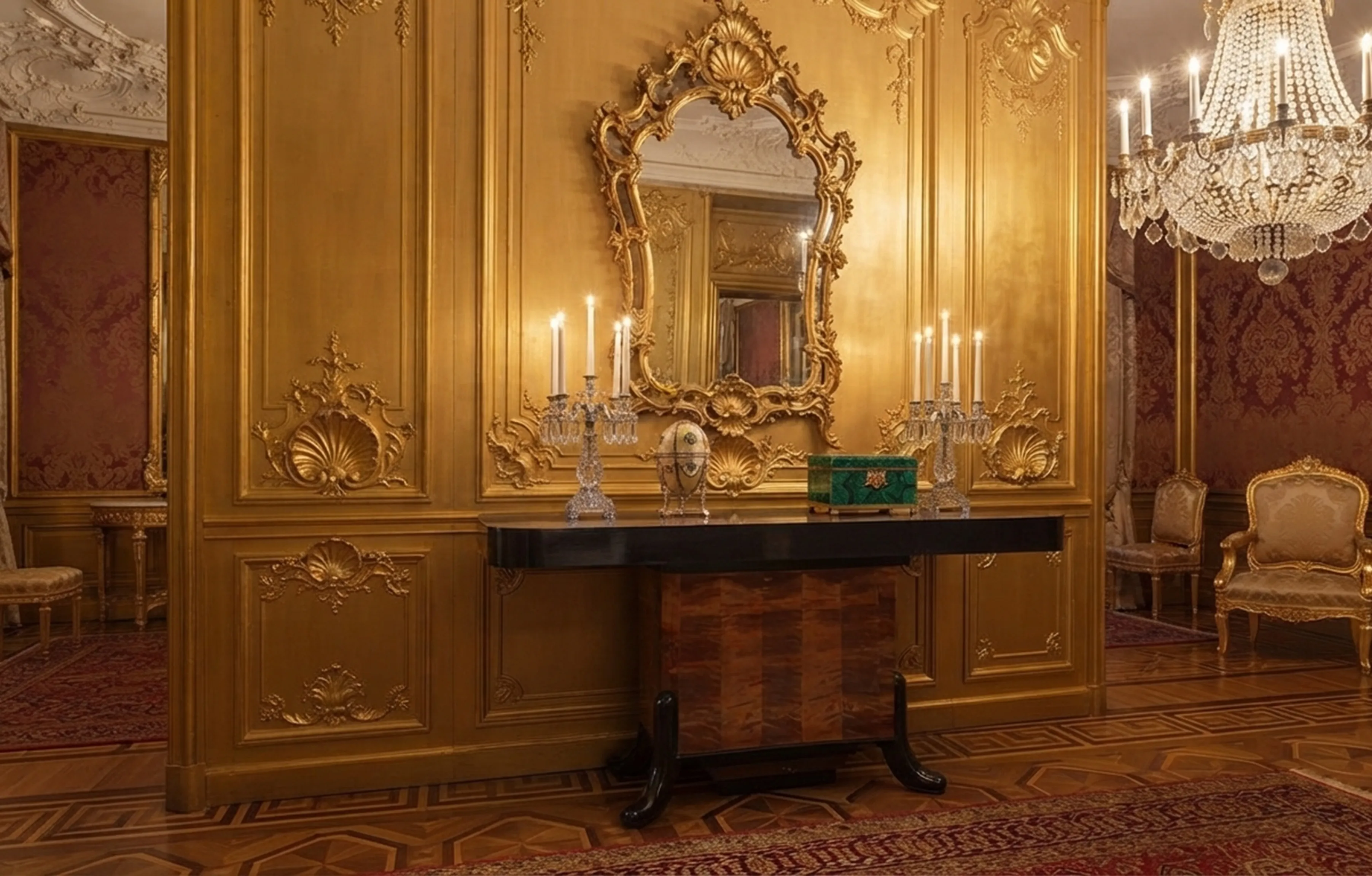 due antiche console in un ambiente decorativo lussuoso con candelabri