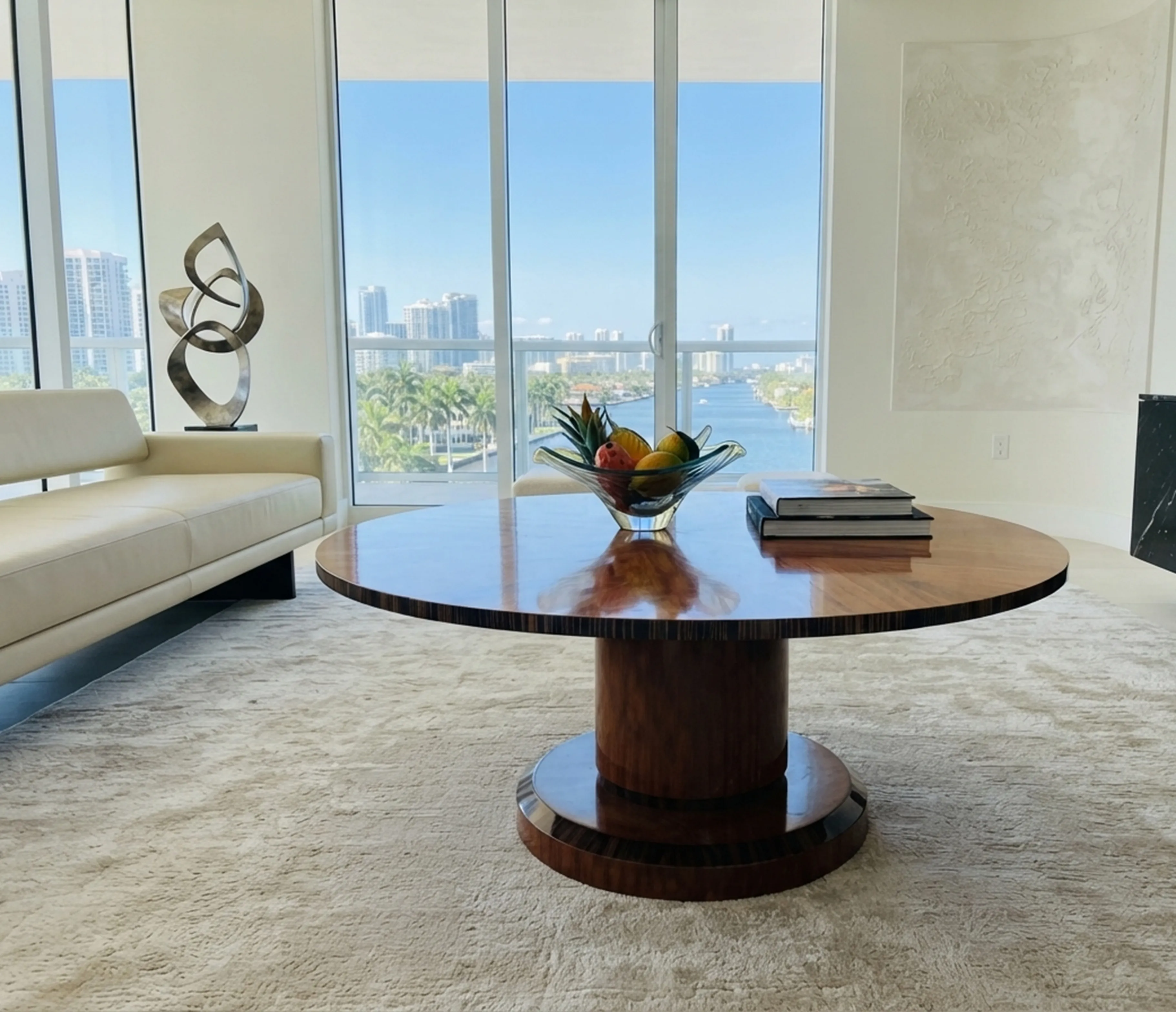 Deux tables basses anciennes dans une pièce moderne avec vue.