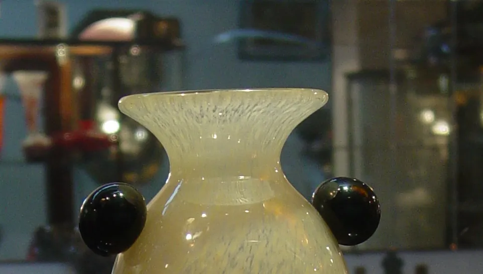 Vetro firmato Schneider antico con sfumatura rossa e arancione.
