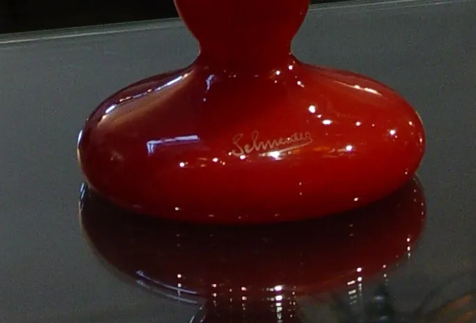 Antiguo vidrio firmado Schneider con degradado rojo y naranja.