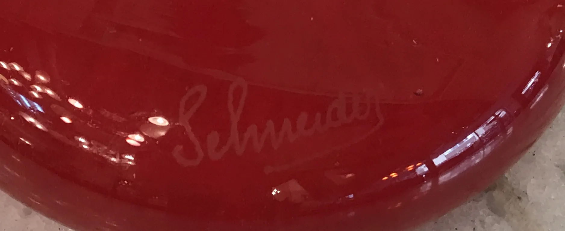 골동품 서명된 유리잔(Schneider)에는 빨간색과 주황색 그라데이션이 있습니다.