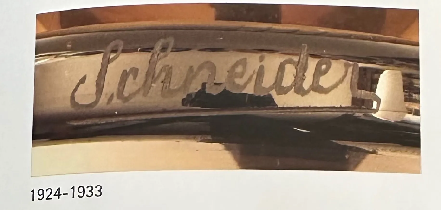 골동품 서명된 유리잔(Schneider)에는 빨간색과 주황색 그라데이션이 있습니다.