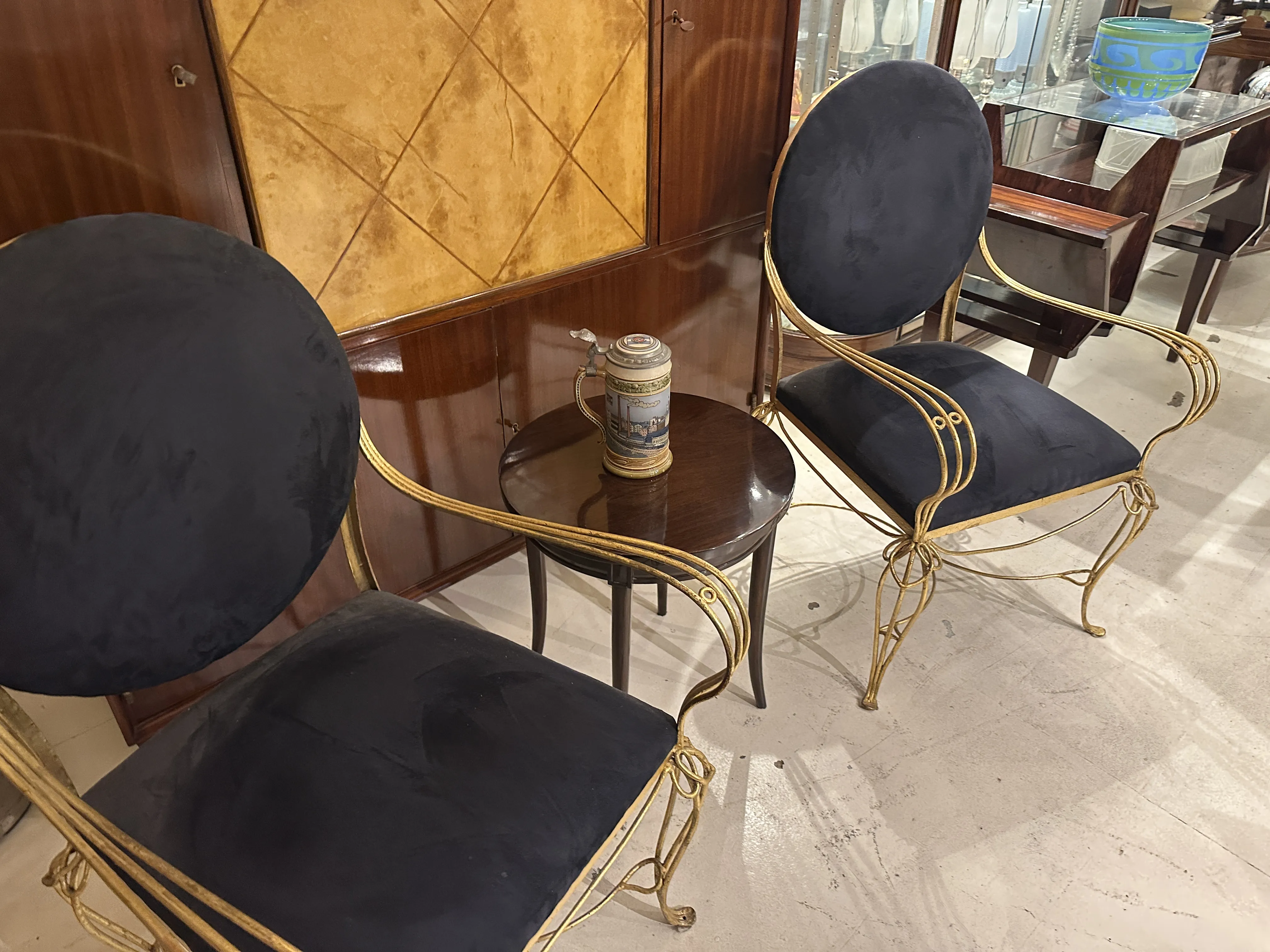 Due sedie antiche con ceramica decorativa