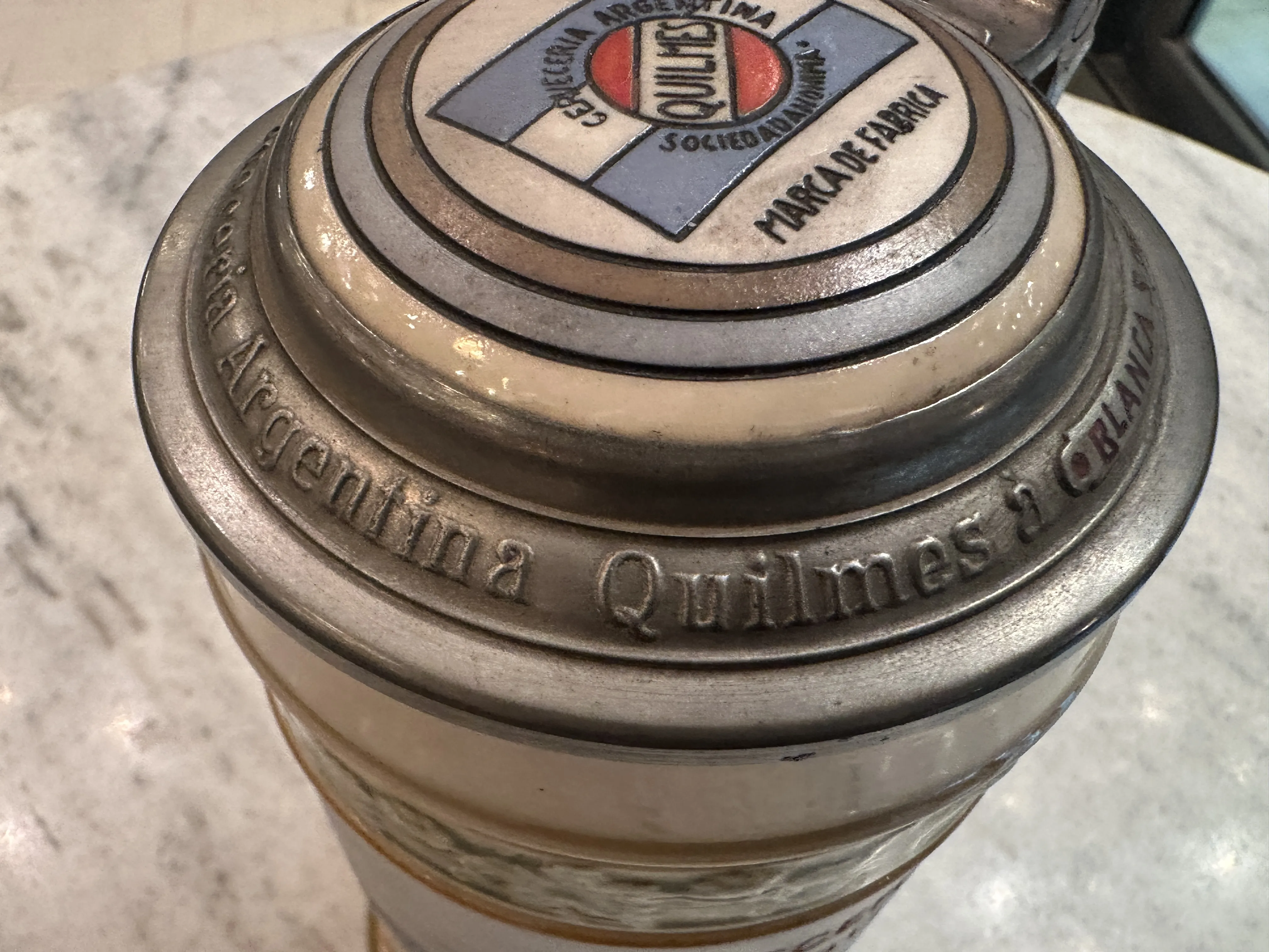 퀴미스 디자인이 있는 아르헨티나 고대 도자기 뚜껑입니다.