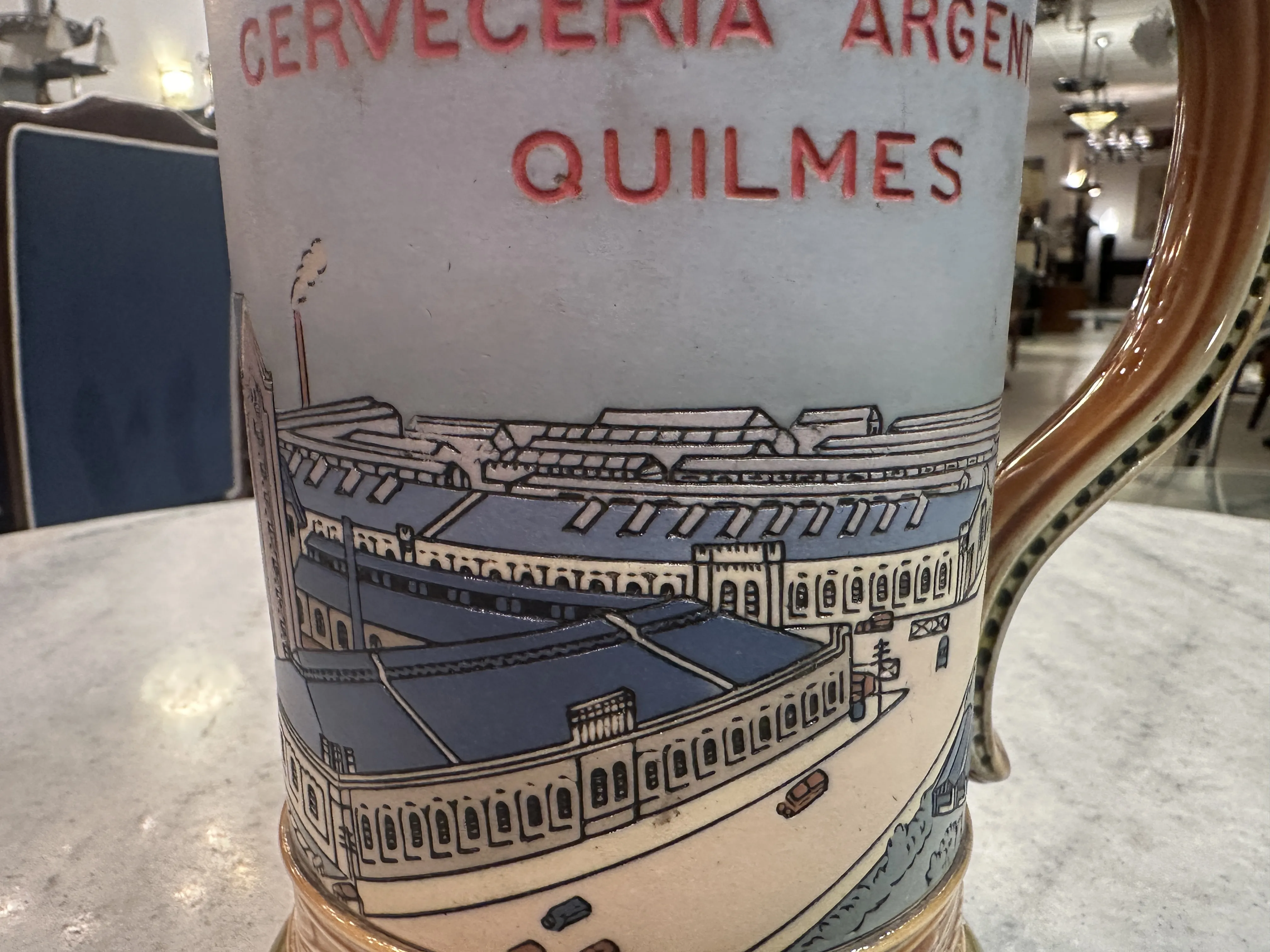 Antica ceramica della birreria Quilmes con vista sulla fabbrica