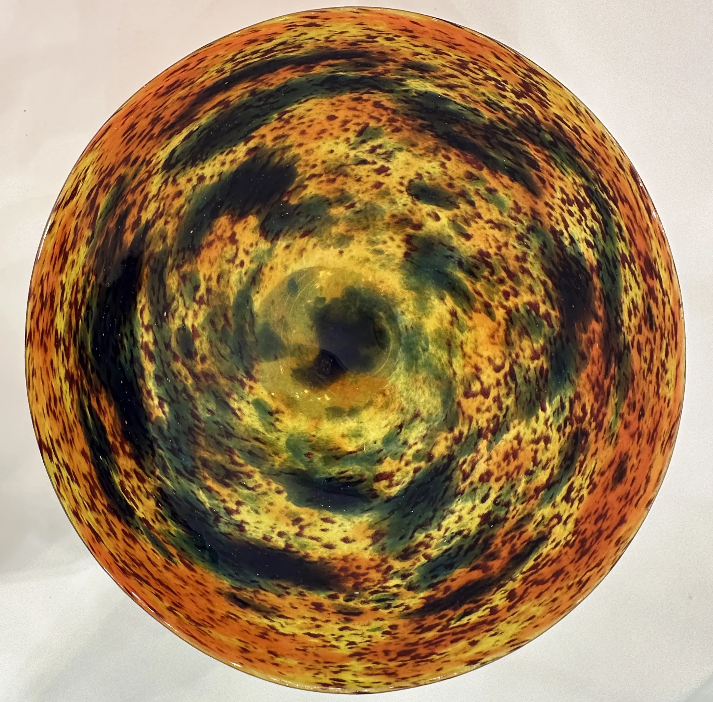 Vetrina antica con vetro firmato di Schneider, colori caldi.
