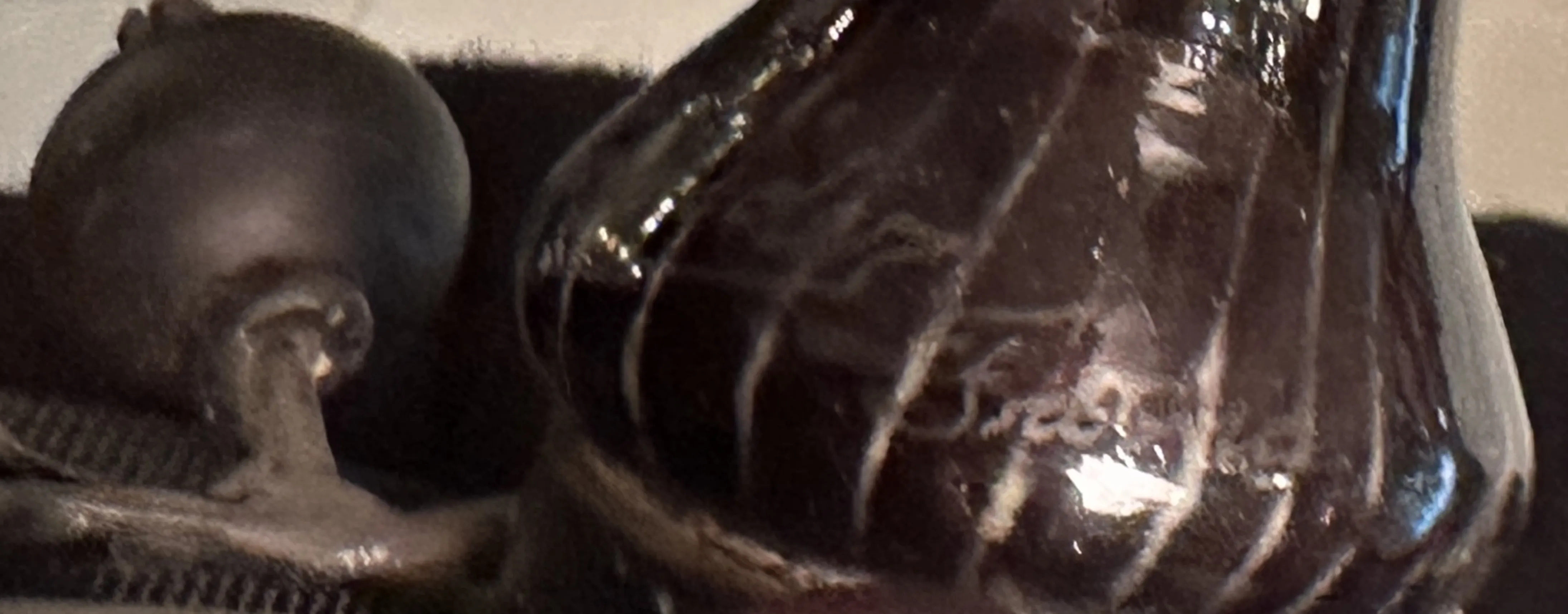 清晰视觉细节的施耐德古董签名玻璃。