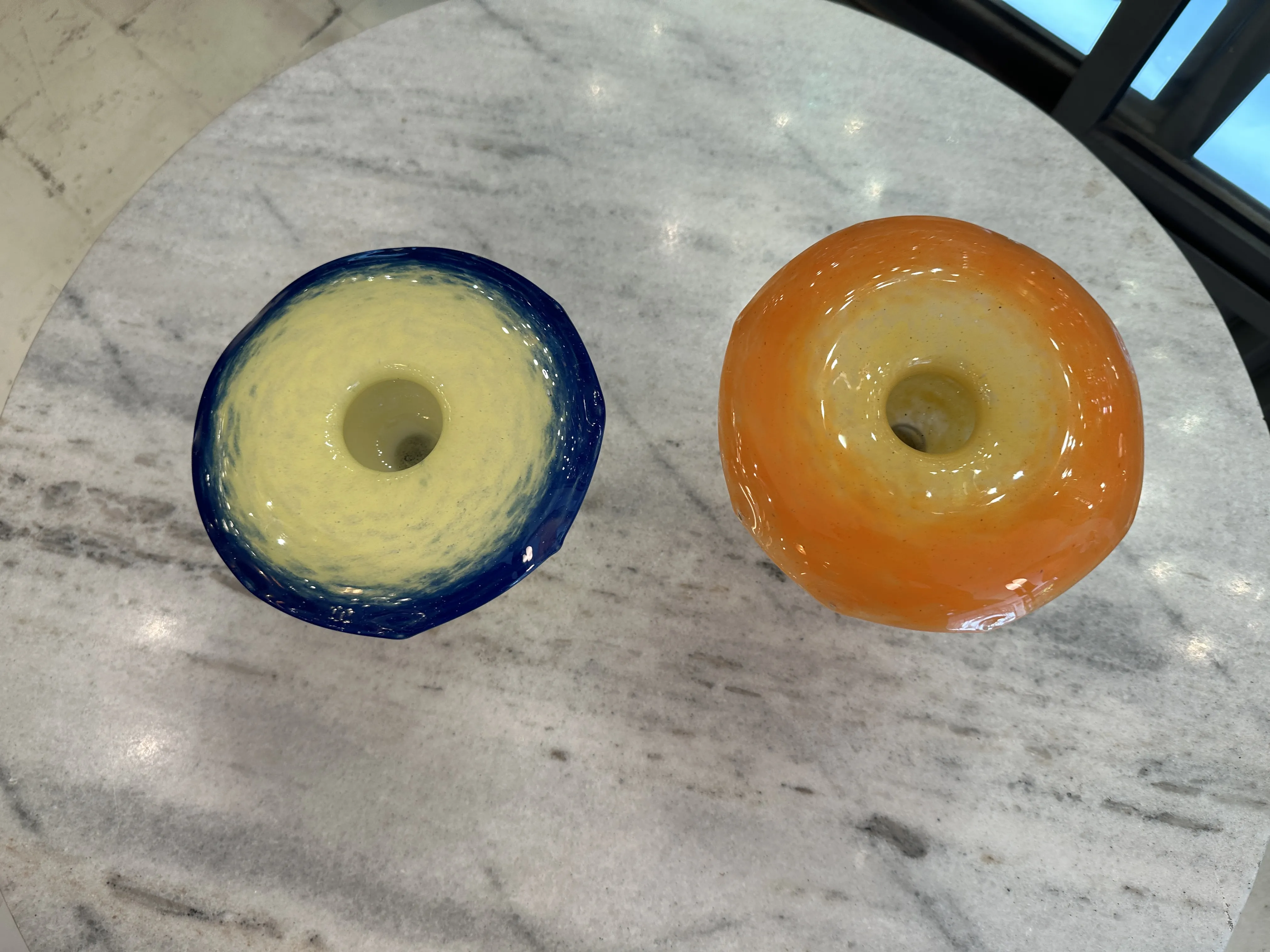 파란색과 주황색의 고대 서명된 유리잔(Schneider)가 테이블 위에 있습니다.
