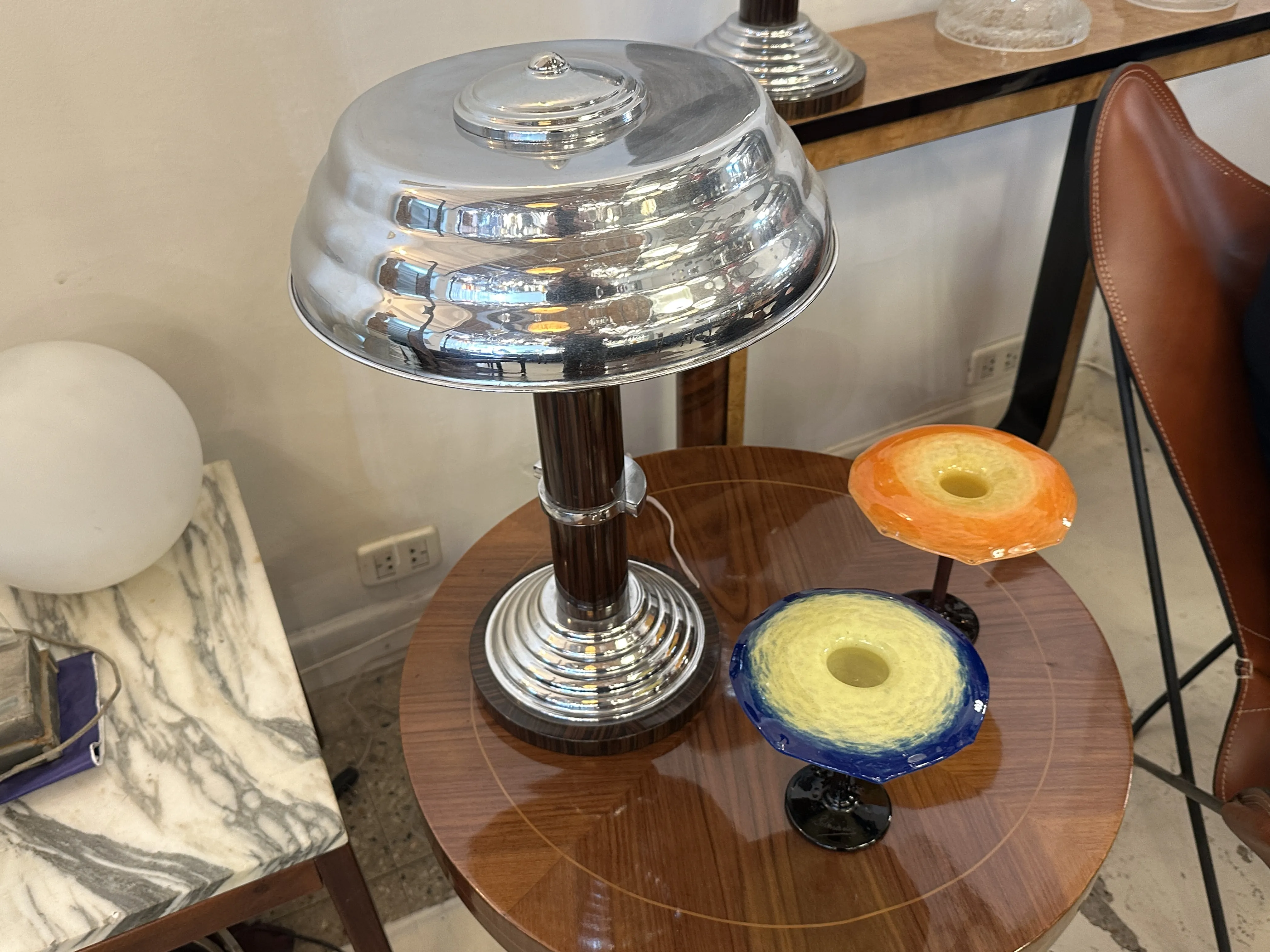 مصباح قديم مع زجاج موقّع من Schneider، زخرفة أنيقة.