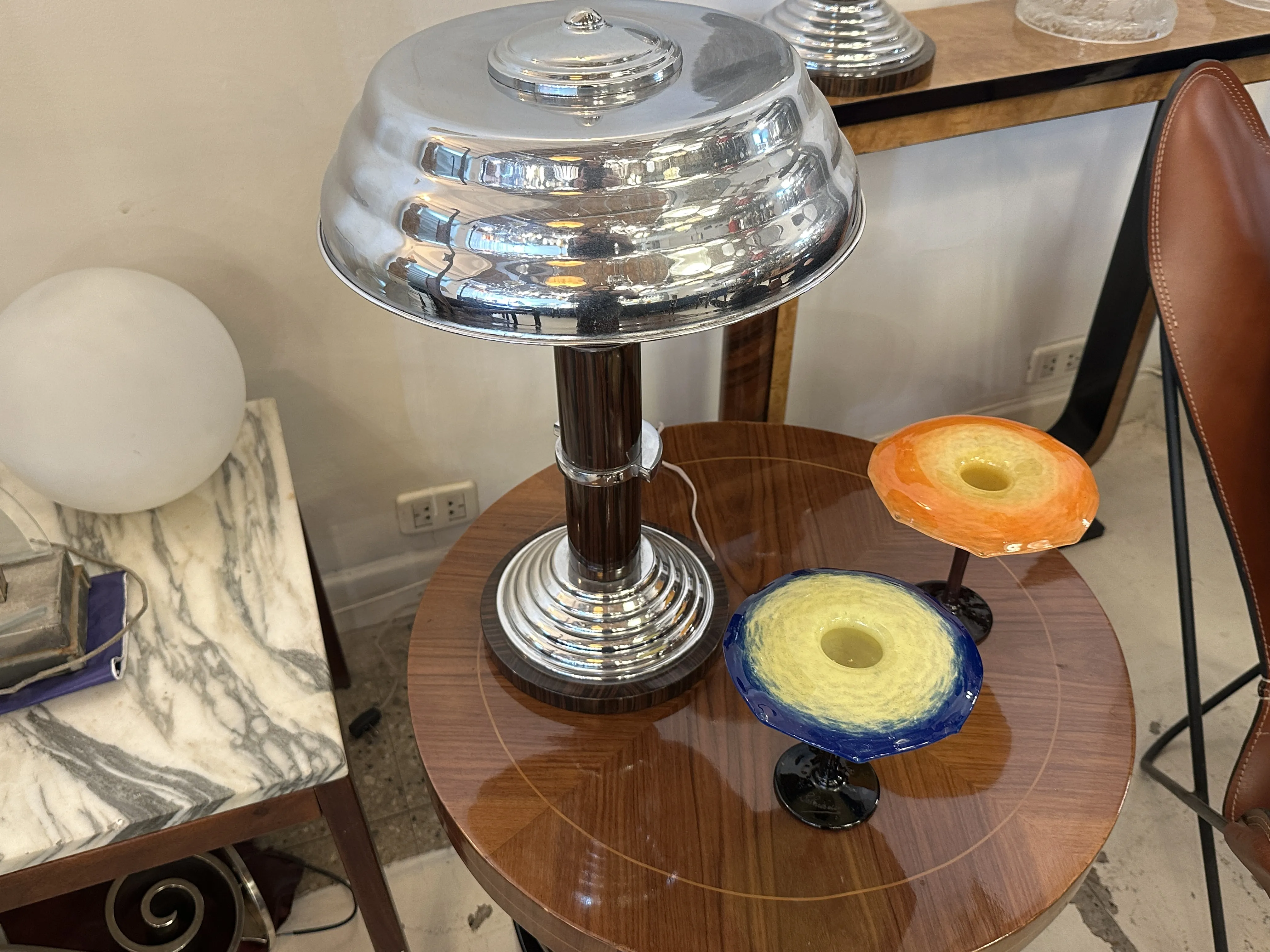 Ancienne lampe de table avec deux bols en verre colorés.