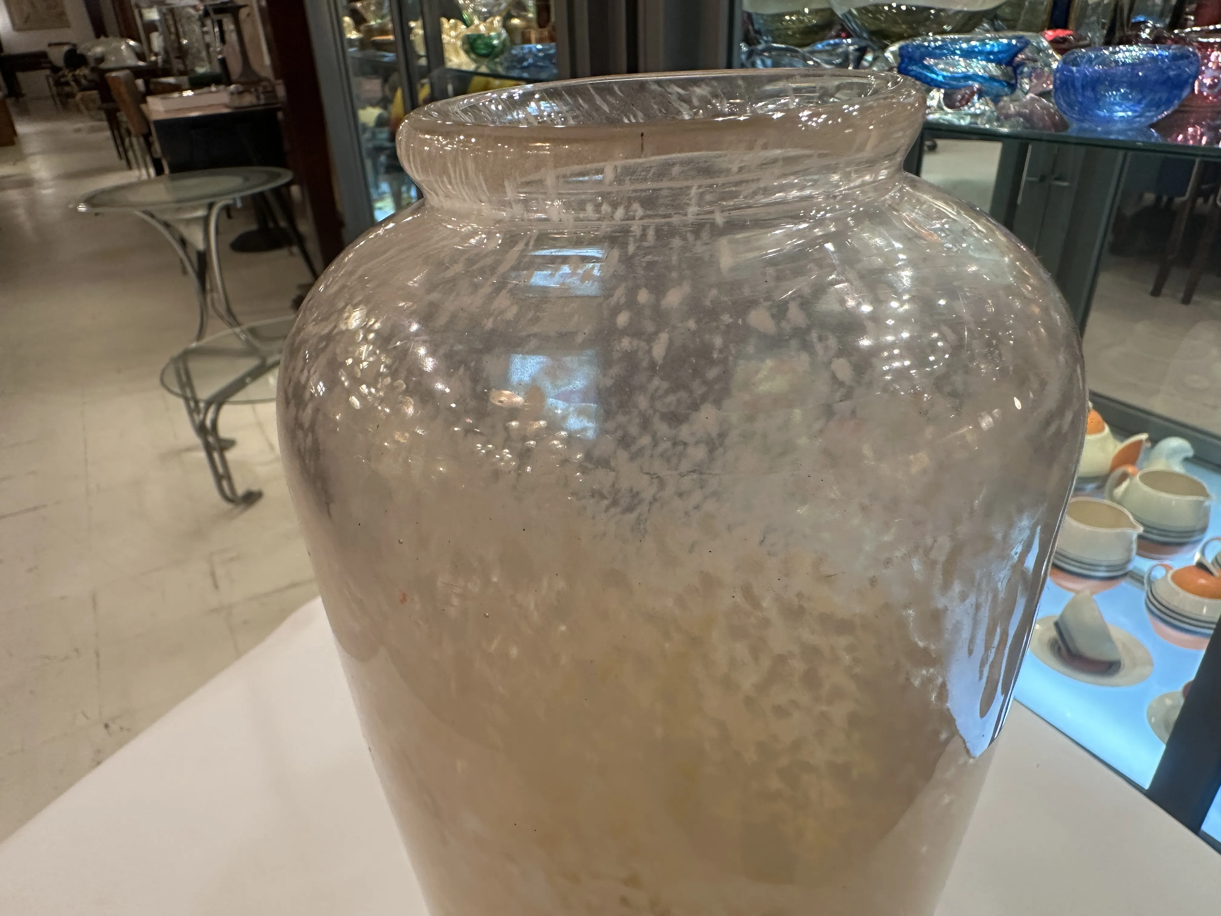 Vase en verre ancien signé par Schneider dans un cadre d'antiquités.