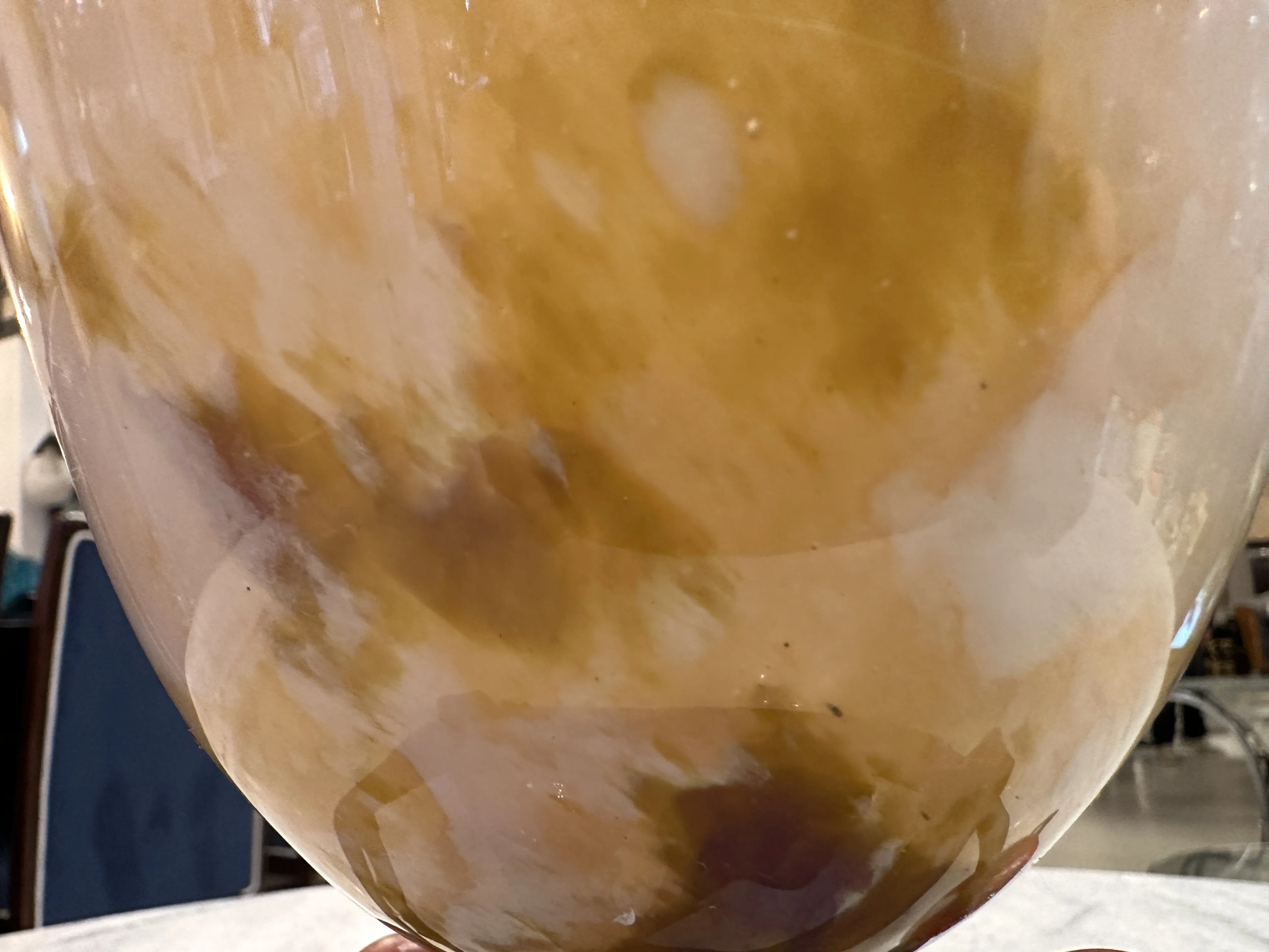 サイン入りグラス（Schneider)で、黄色と茶色の抽象的な模様が施された中古品