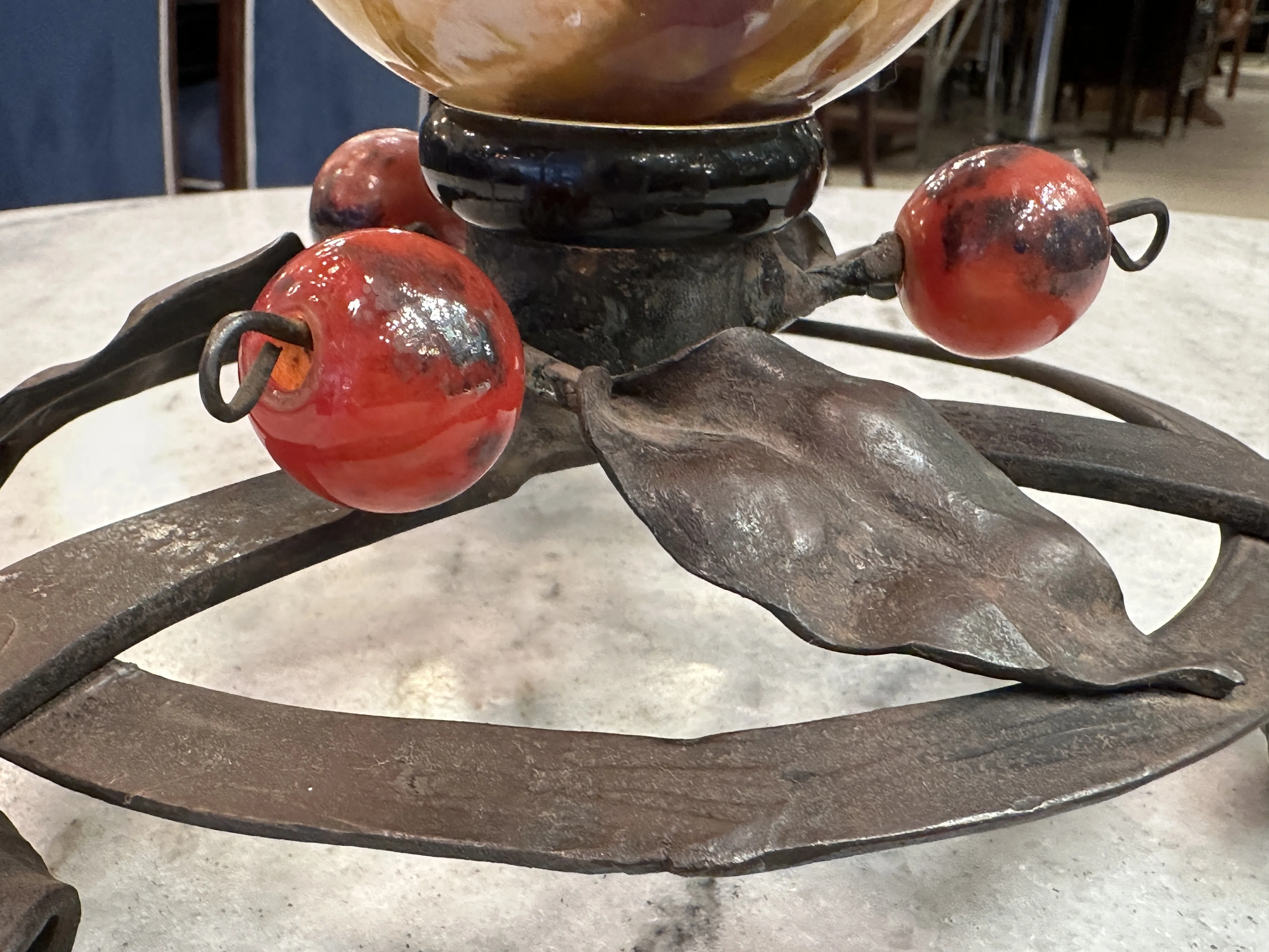 Base de lâmpada com vidro assinado, esferas vermelhas decorativas