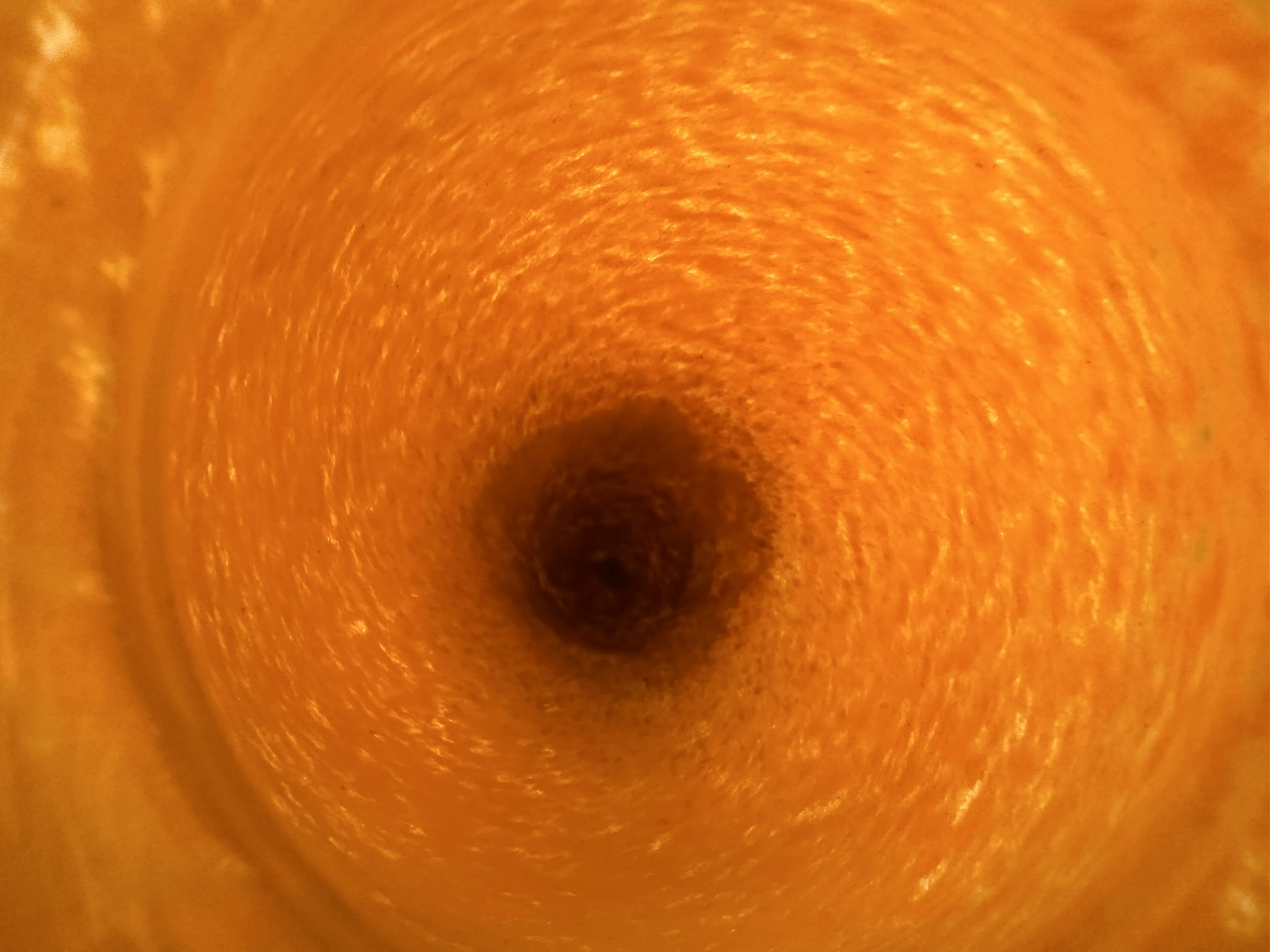 Ansicht des Inneren eines antiken signierten Glases Schneider mit orangenen Tönen und einem dunklen Zentrum, dekorativ.