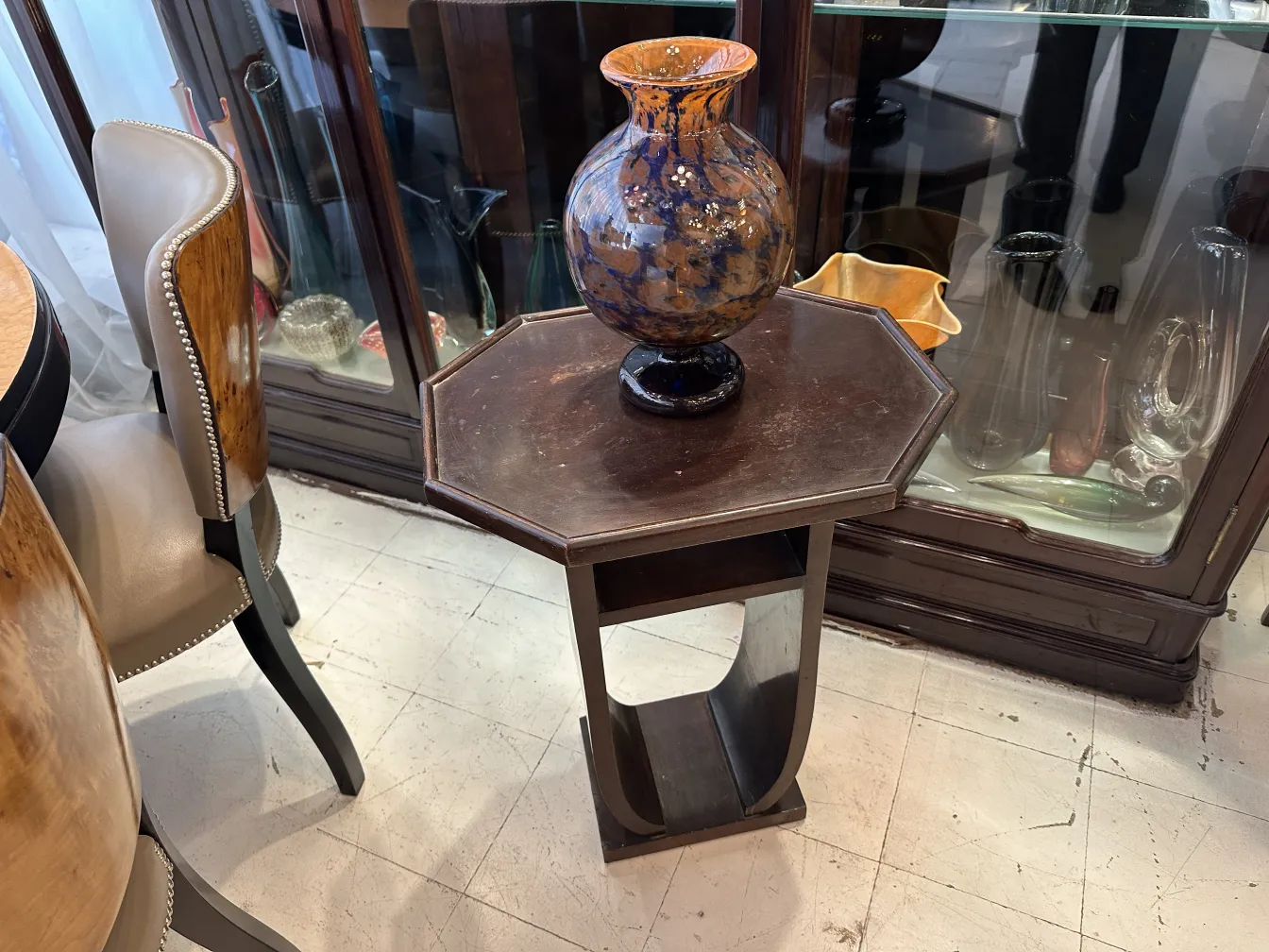 antiguo vidrio firmado de Schneider, con base elegante