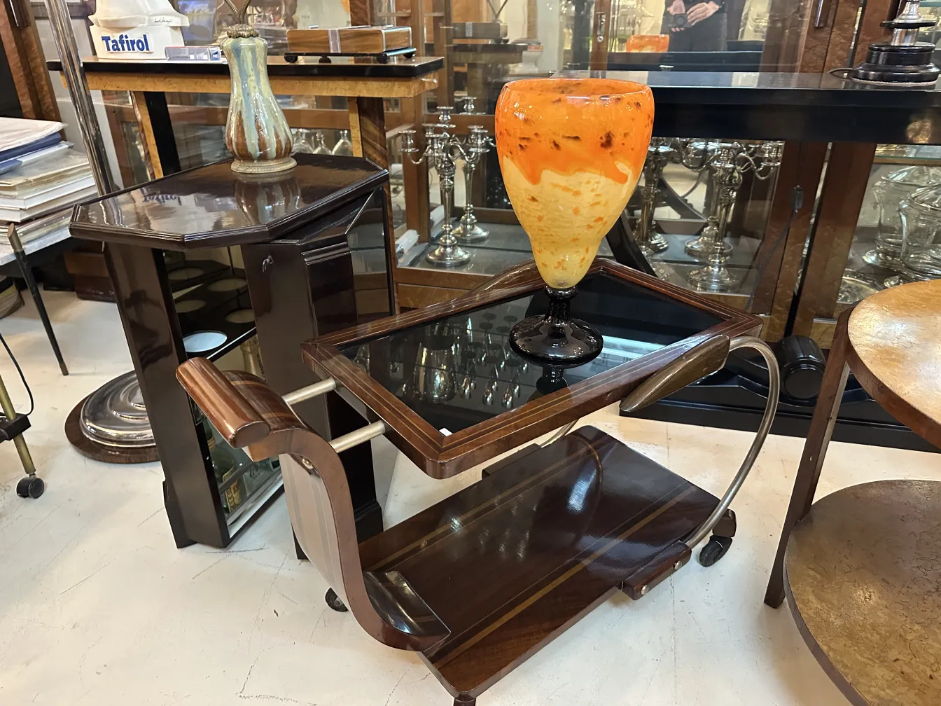オレンジ色のトーンのシュナイダーのサイン入りグラス、古い装飾品。
