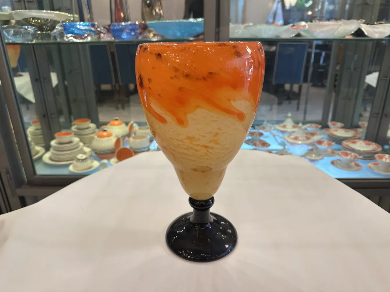 오렌지 색조로 된 슈나이더 서명 유리, 고대 장식 아이템.