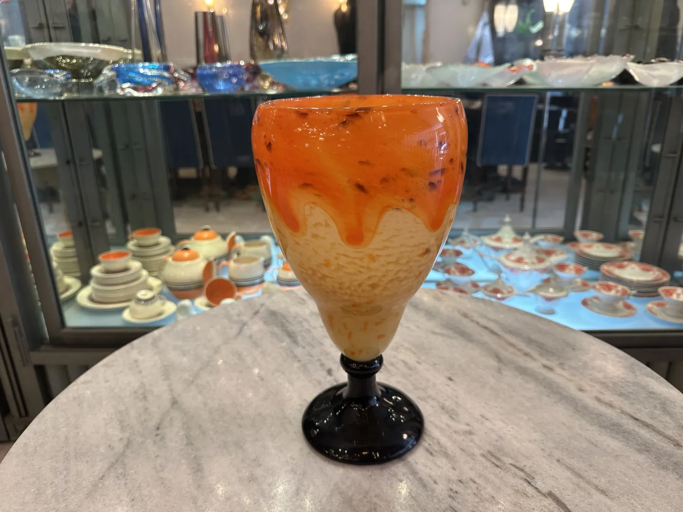 오렌지 색조로 된 슈나이더 서명 유리, 고대 장식 아이템.