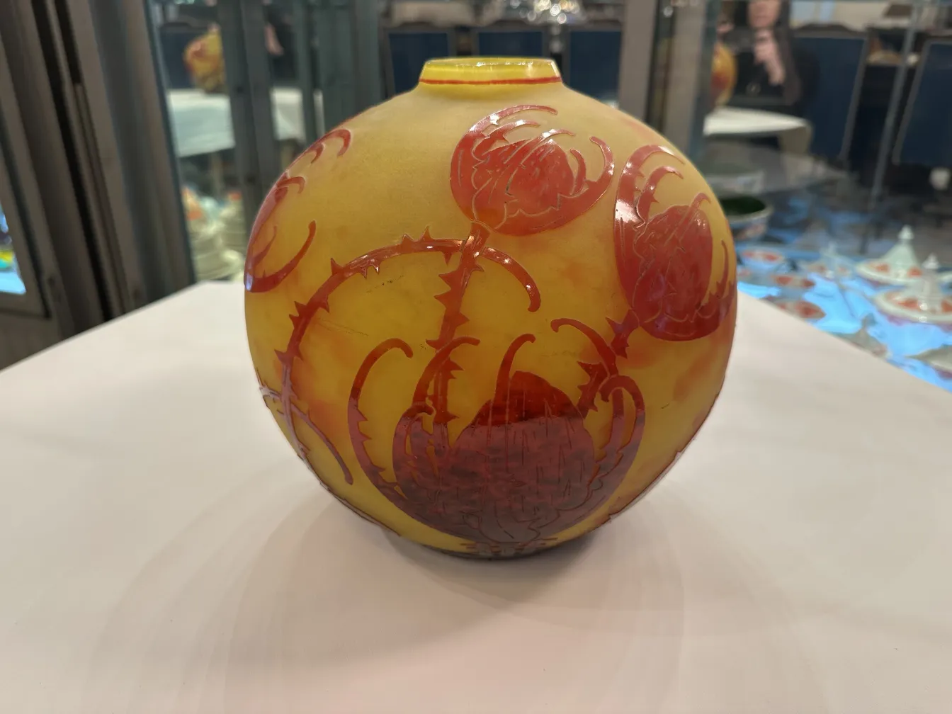 Antikes signiertes Glas Le Verre mit rotem Blumenmuster