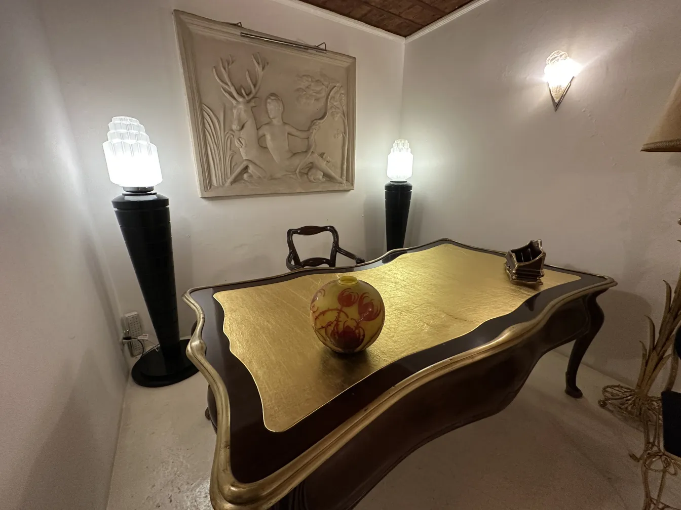 Antikes signiertes Glas Le Verre mit rotem Blumenmuster