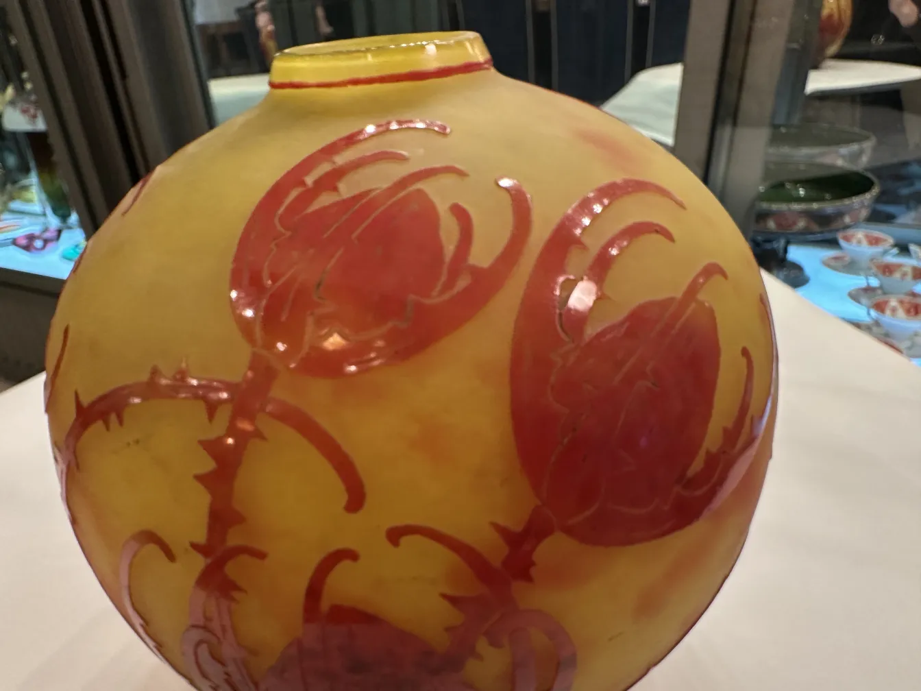 古代花のデザインのサイン入りグラス（Le Verre）