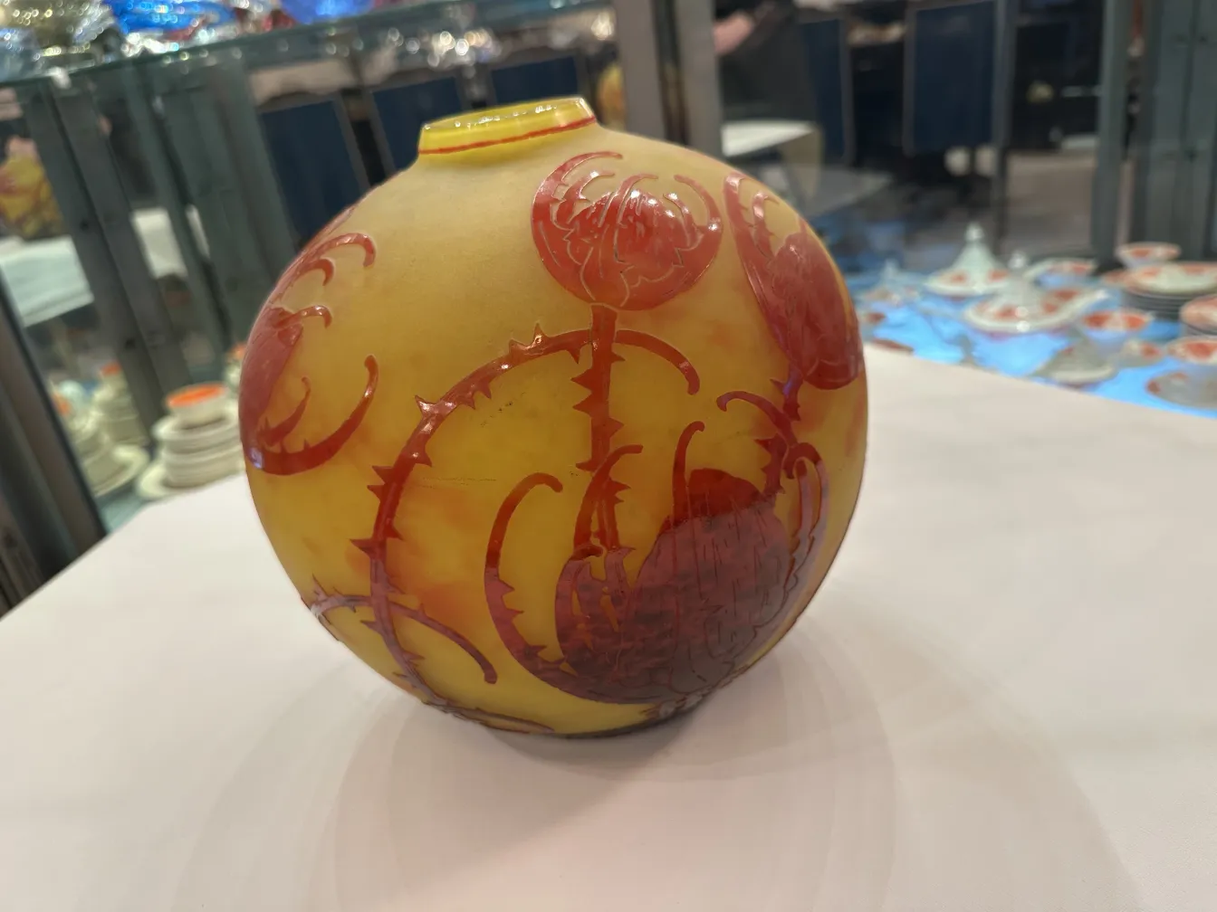 Vidro antigo assinado Le Verre com design de flores vermelhas