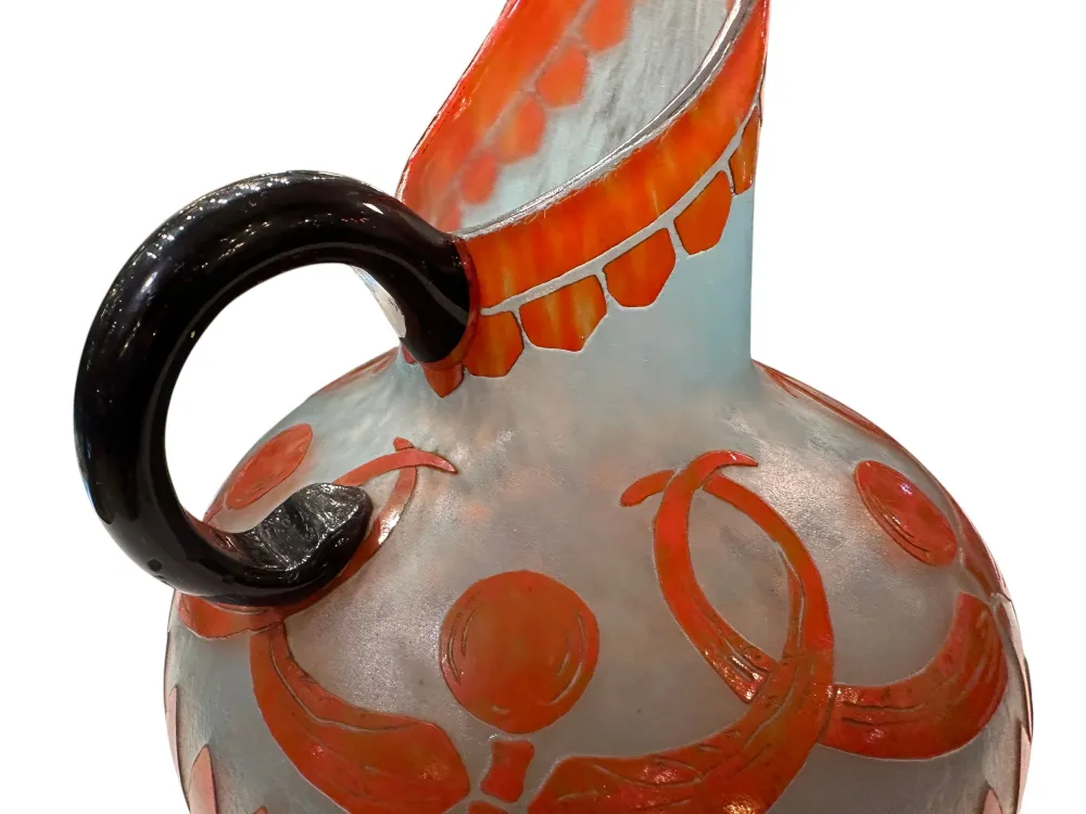 Antike Glasjugend mit Unterschrift Le Verre und buntem Design