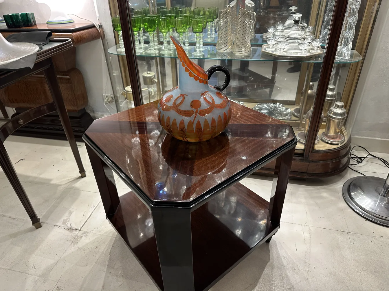 古老的签名玻璃瓶Le Verre装饰色彩丰富