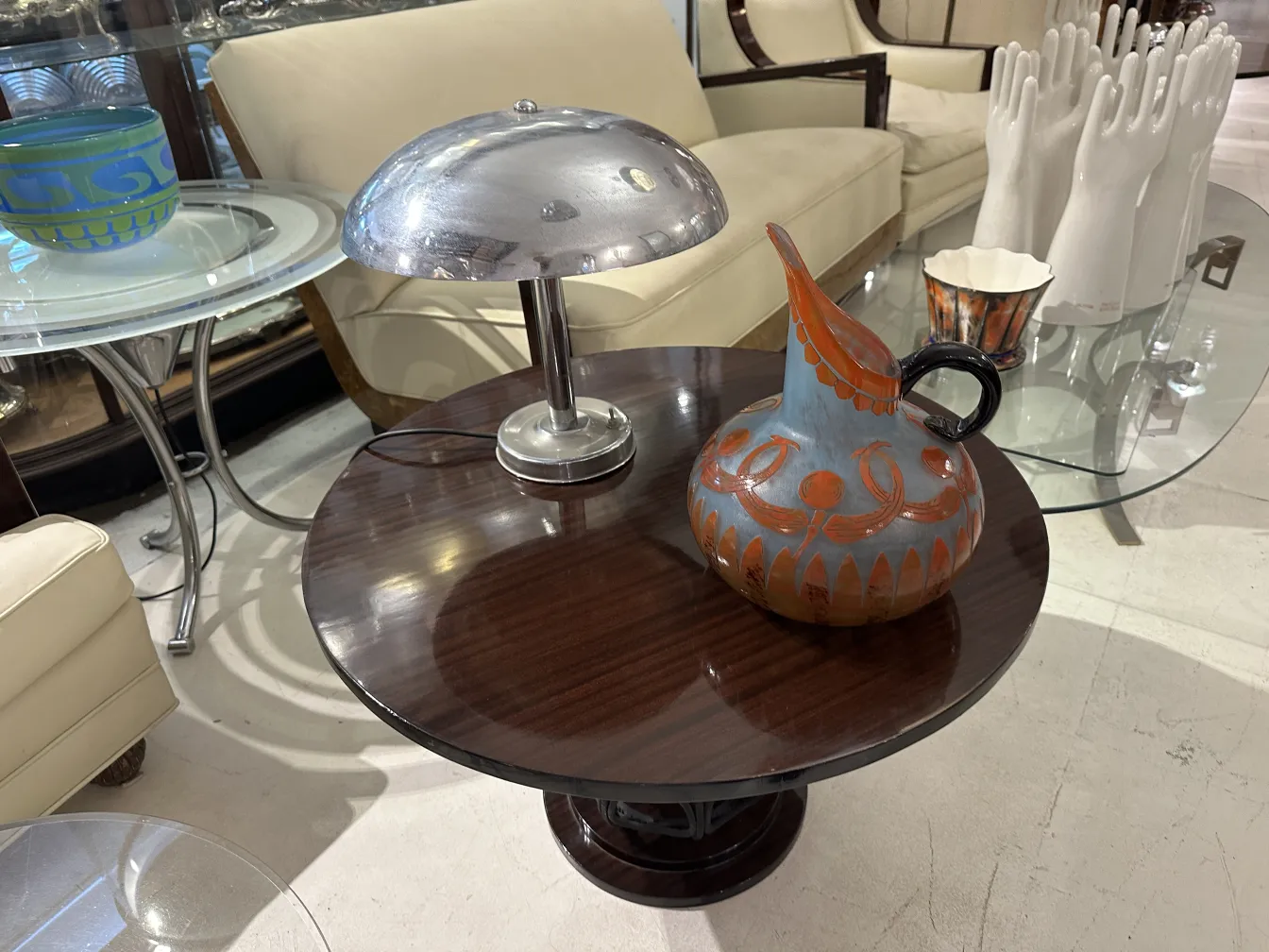 Jarra de vidrio antiguo firmado Le Verre con decoración colorida