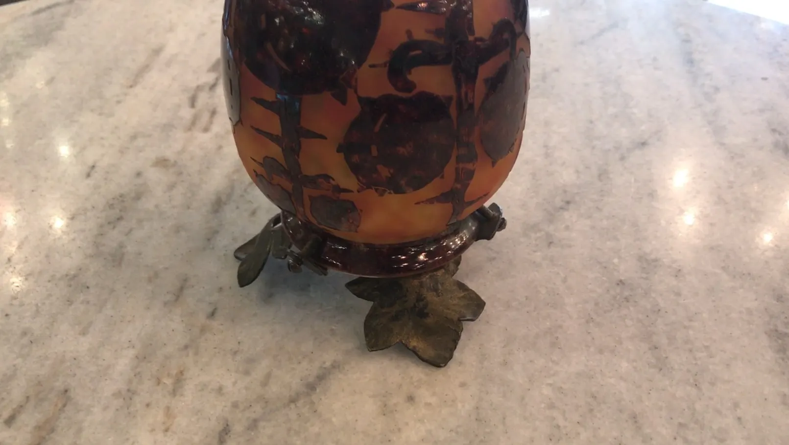 Подписанное стекло Le Verre с древним французским декором, декоративная база