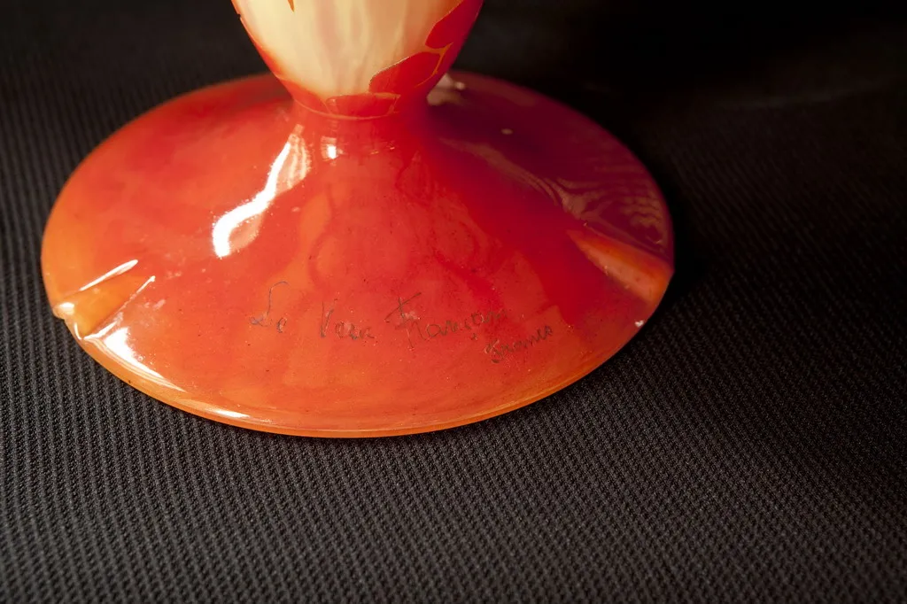 Vidro antigo assinado Le Verre com um design vívido.