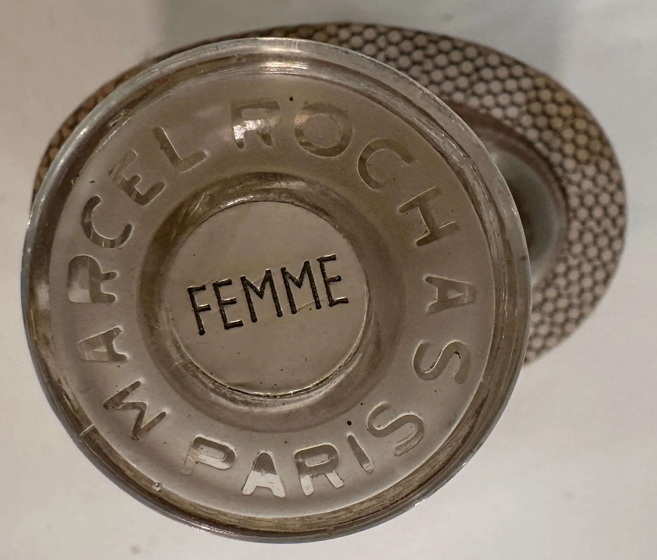 Flacon de parfum antique de Marcel Rochas faisant partie d'une collection